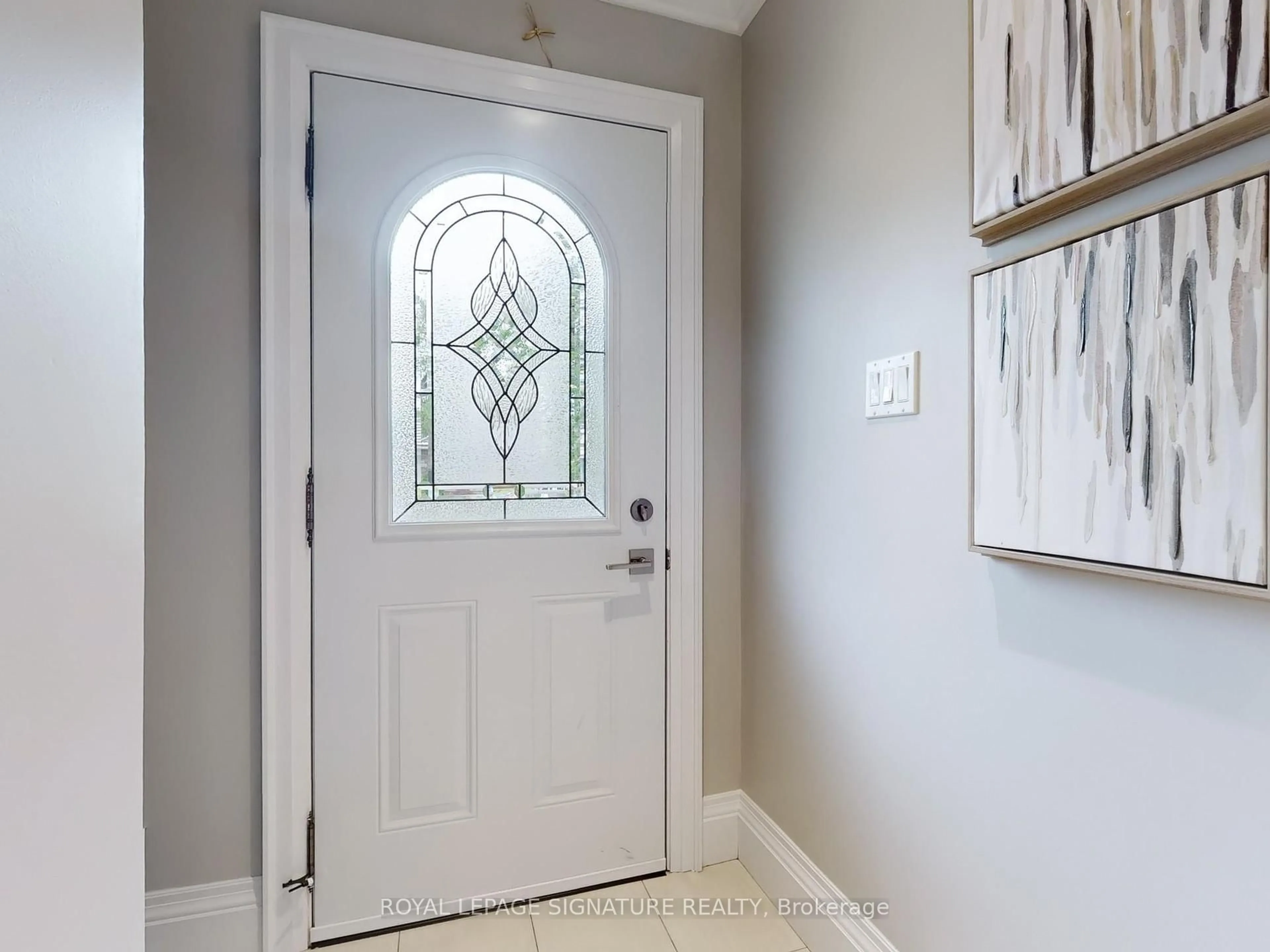 Indoor entryway for 16 Bardwell Cres, Toronto Ontario M1R 1C9