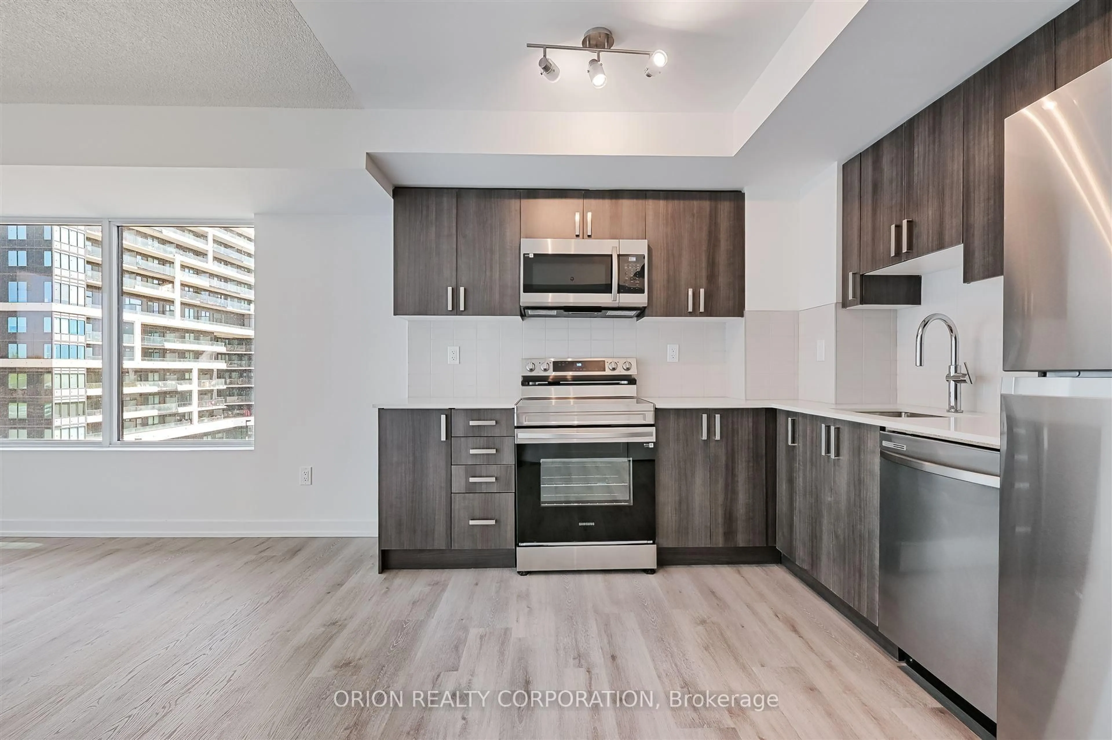 Standard kitchen, unknown for 1435 Celebration Dr #409, Pickering Ontario L1W 0C4