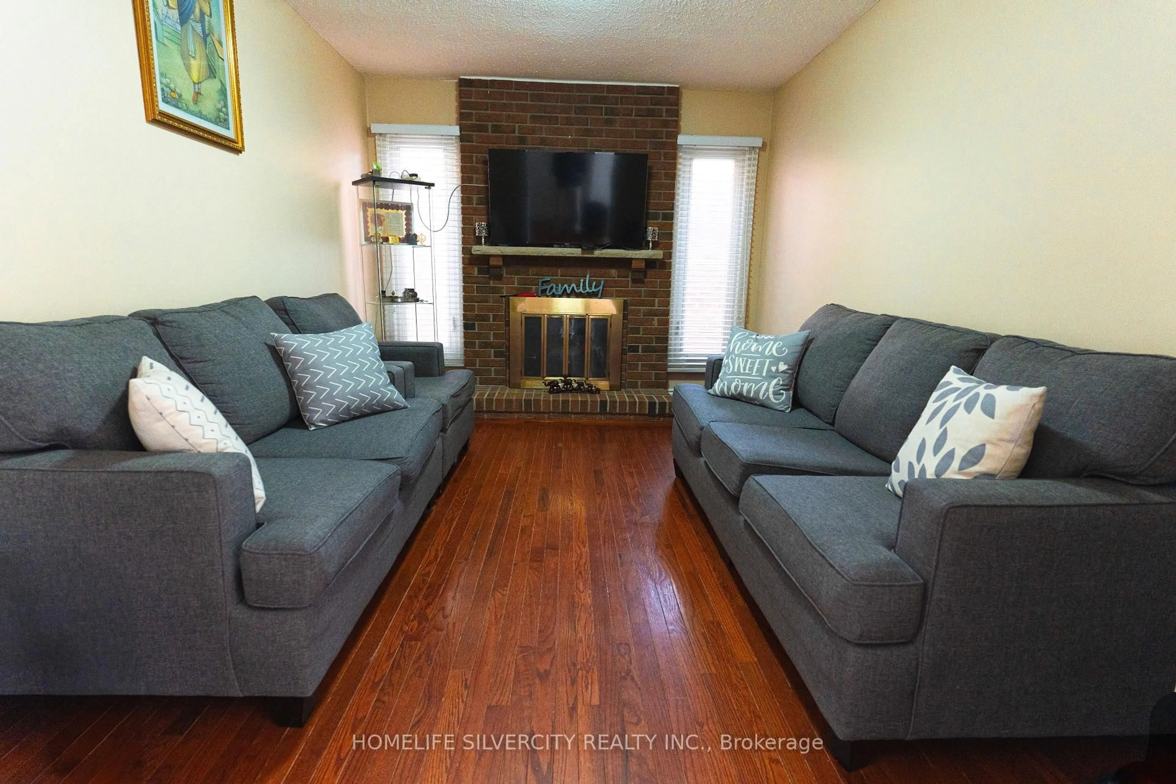Living room with furniture, wood/laminate floor for 79 Green Springs Dr, Toronto Ontario M1V 2A9