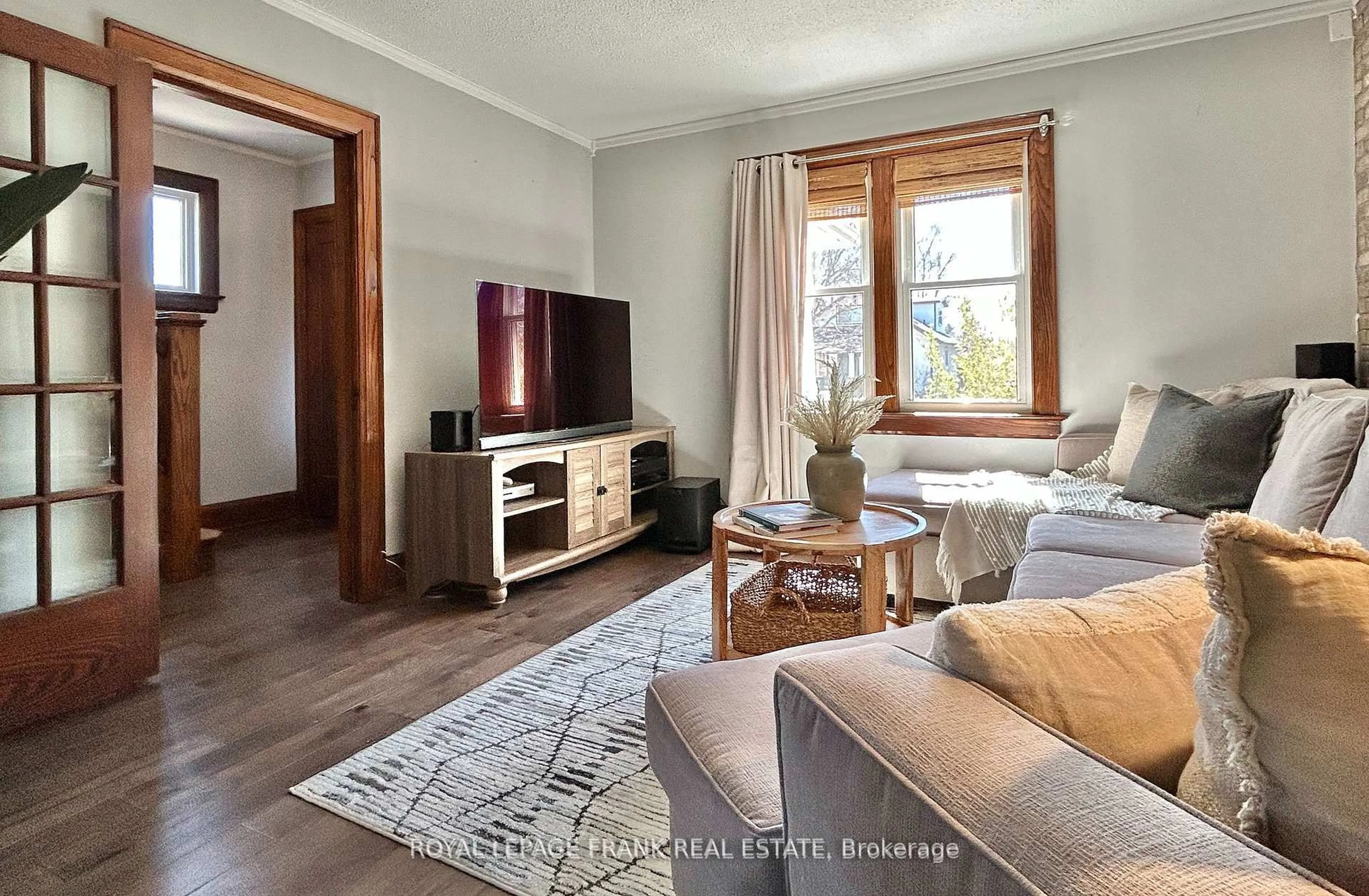 Living room with furniture, wood/laminate floor for 104 McLaughlin Blvd, Oshawa Ontario L1G 2P3