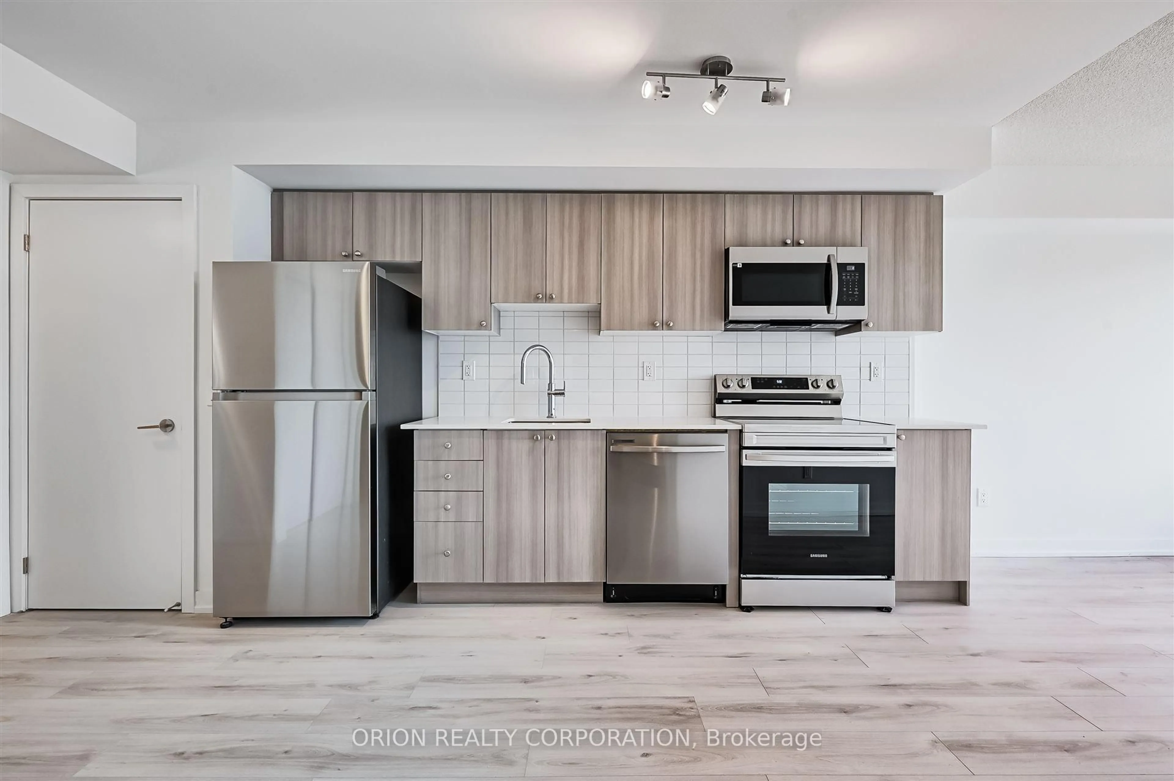 Standard kitchen, unknown for 1435 Celebration Dr #801, Pickering Ontario L1W 0C4