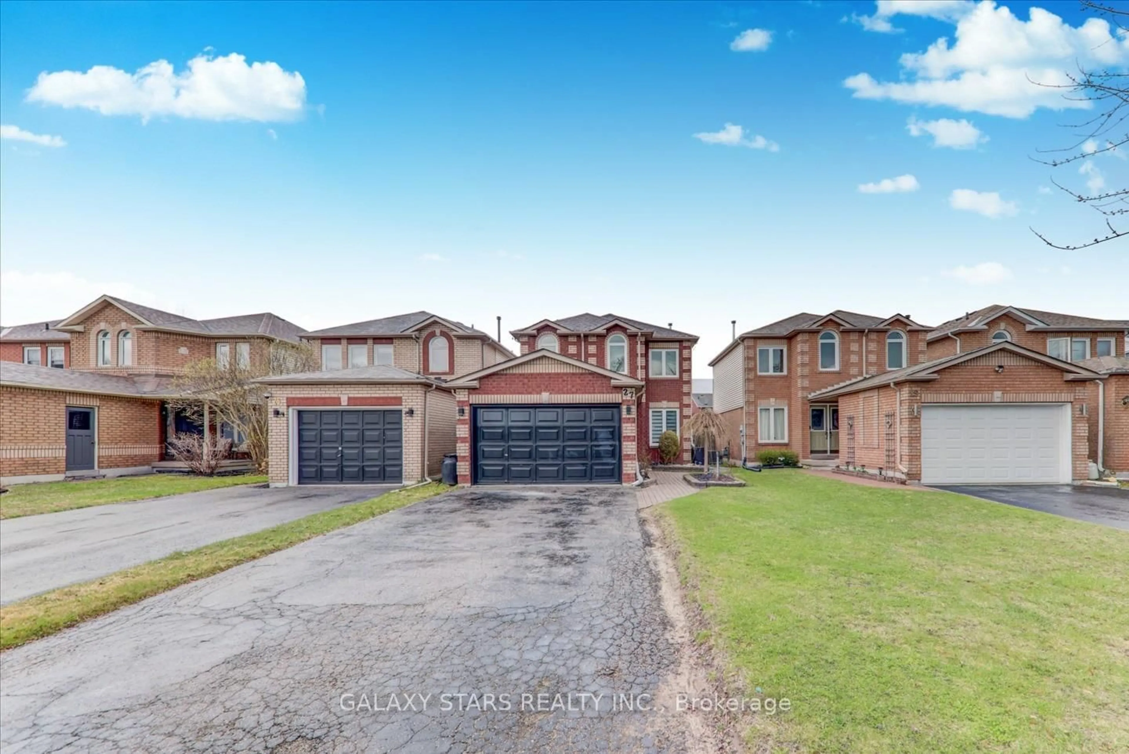 A pic from outside/outdoor area/front of a property/back of a property/a pic from drone, street for 27 John Walter Cres, Clarington Ontario L1E 2W6