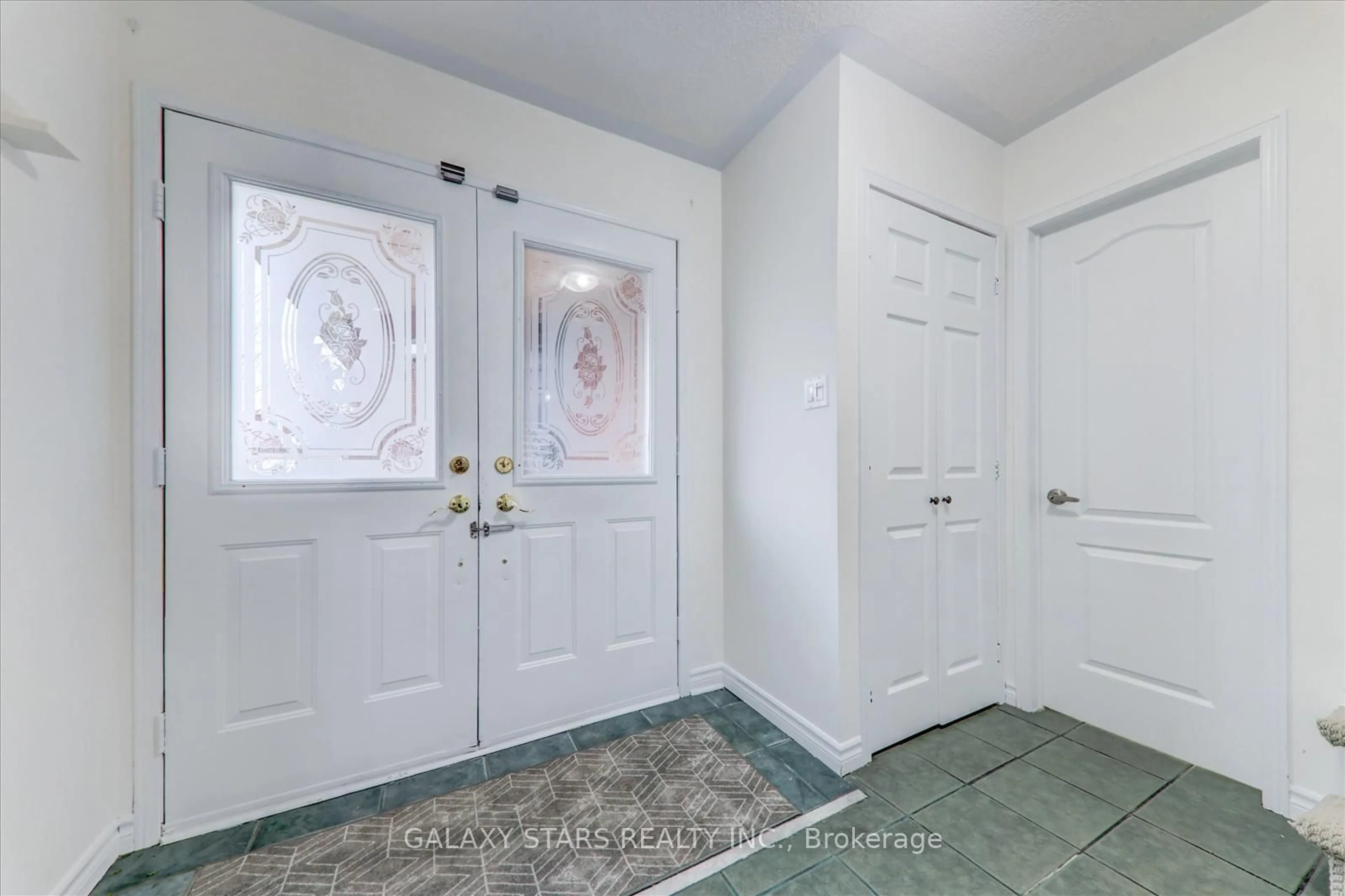Indoor entryway for 27 John Walter Cres, Clarington Ontario L1E 2W6