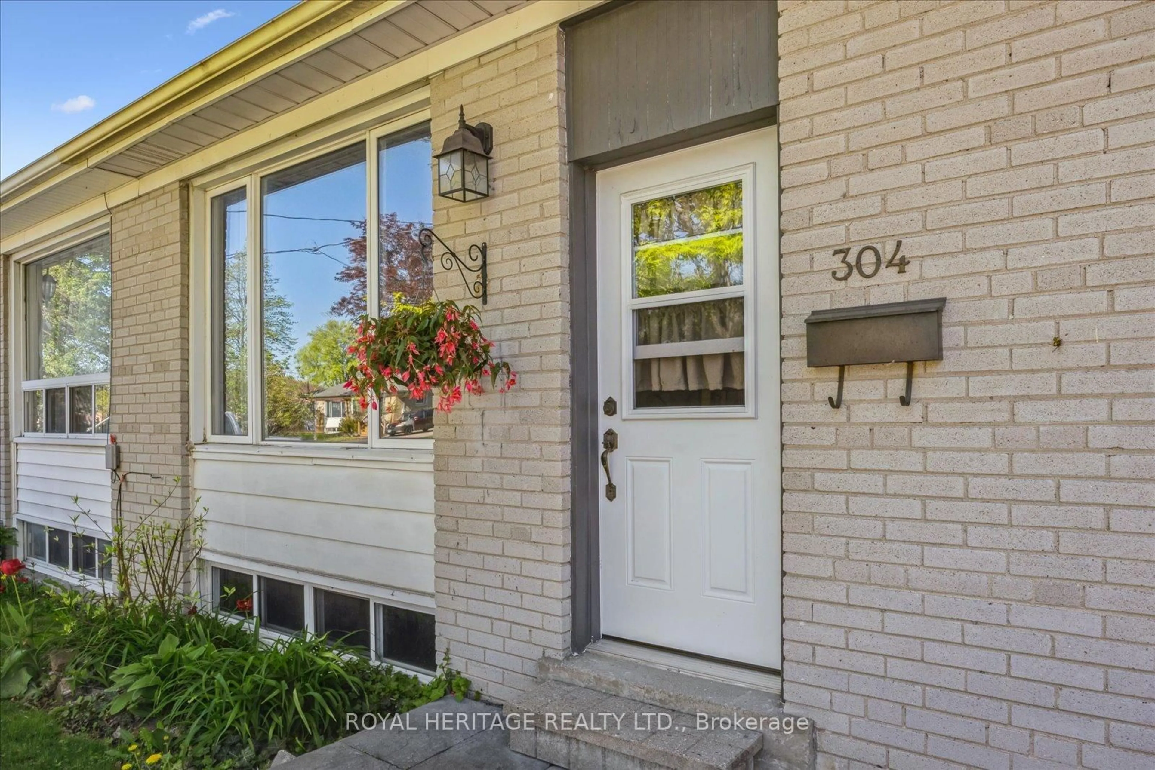 Indoor entryway for 304 Rosedale Dr, Whitby Ontario L1N 1Z3
