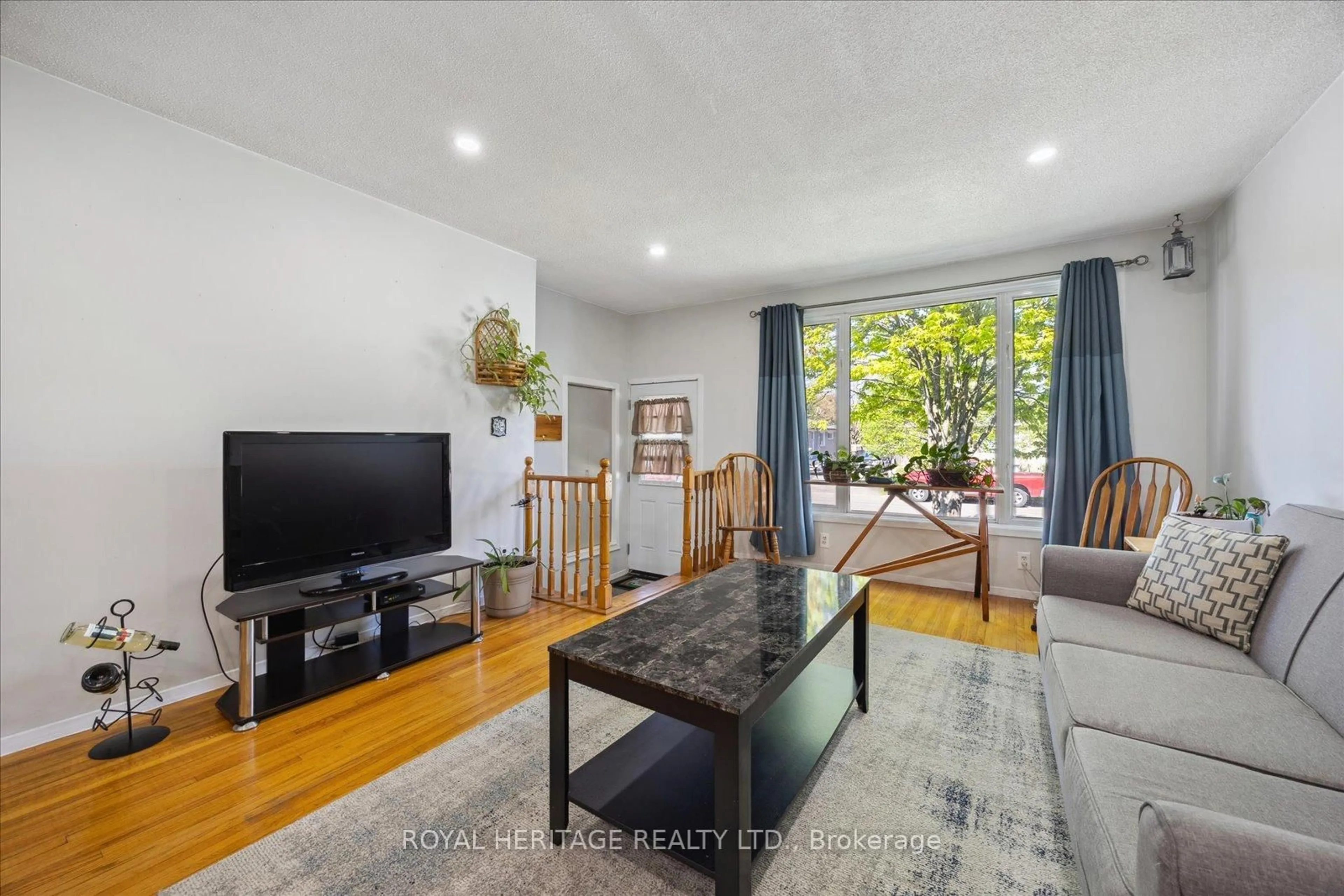 Living room with furniture, unknown for 304 Rosedale Dr, Whitby Ontario L1N 1Z3