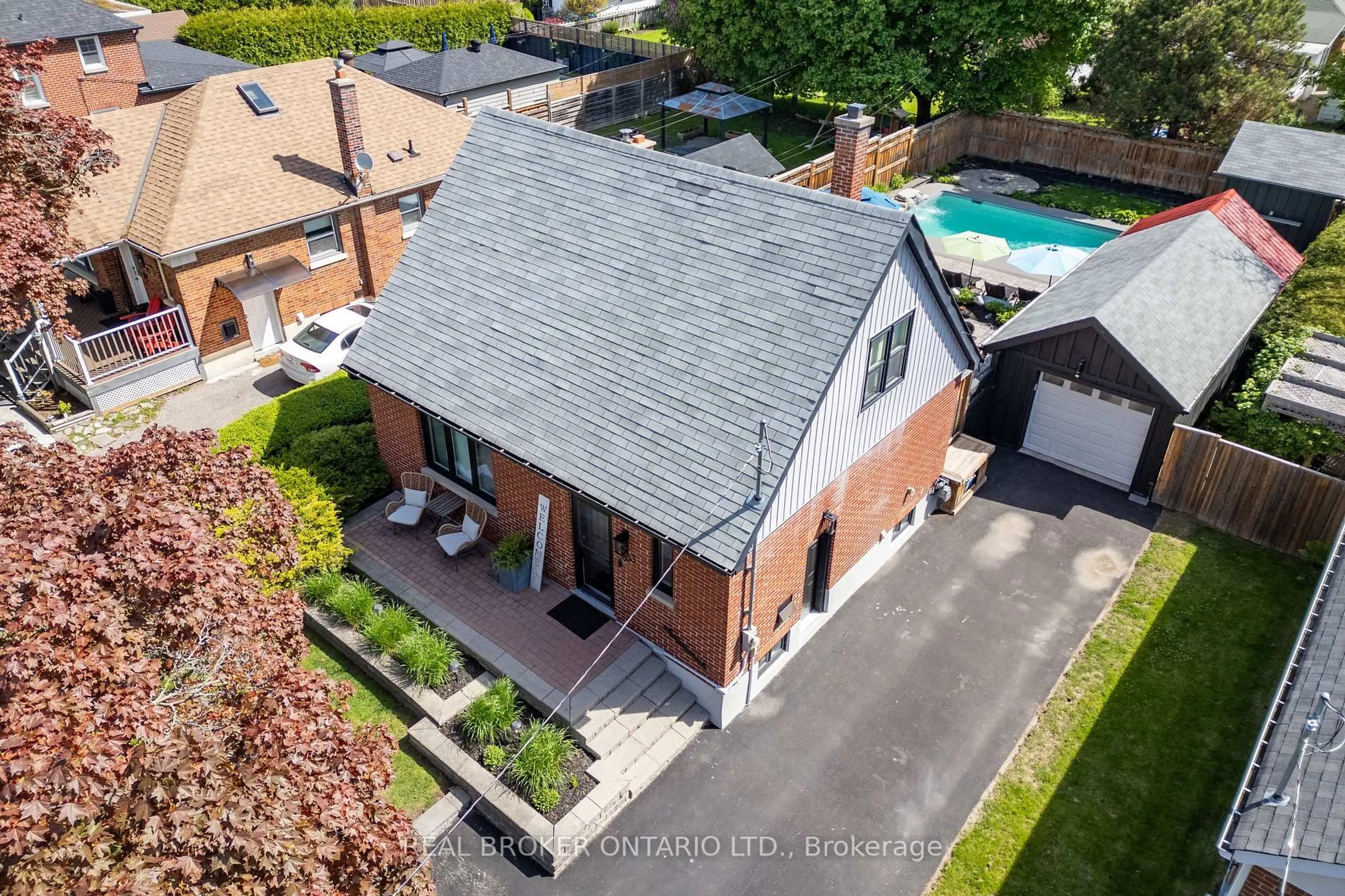 A pic from outside/outdoor area/front of a property/back of a property/a pic from drone, street for 853 Masson St, Oshawa Ontario L1G 5B1