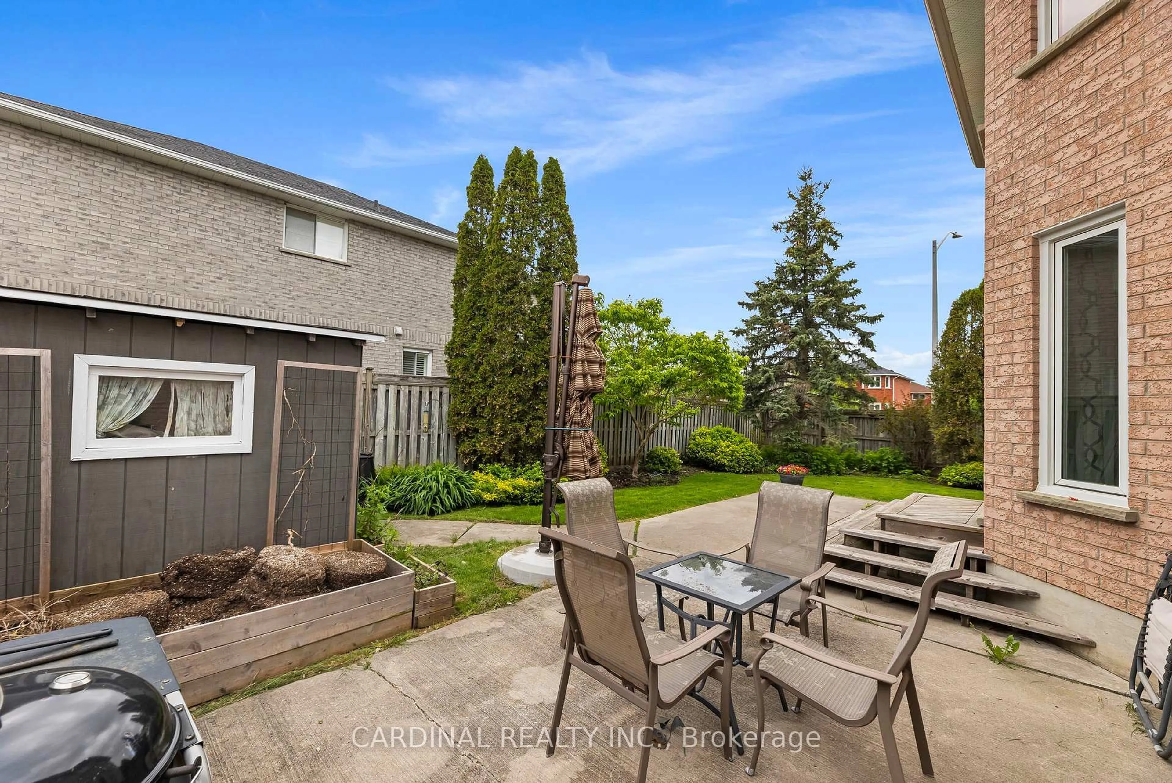 Patio, street for 124 Avondale Dr, Clarington Ontario L1E 3A3