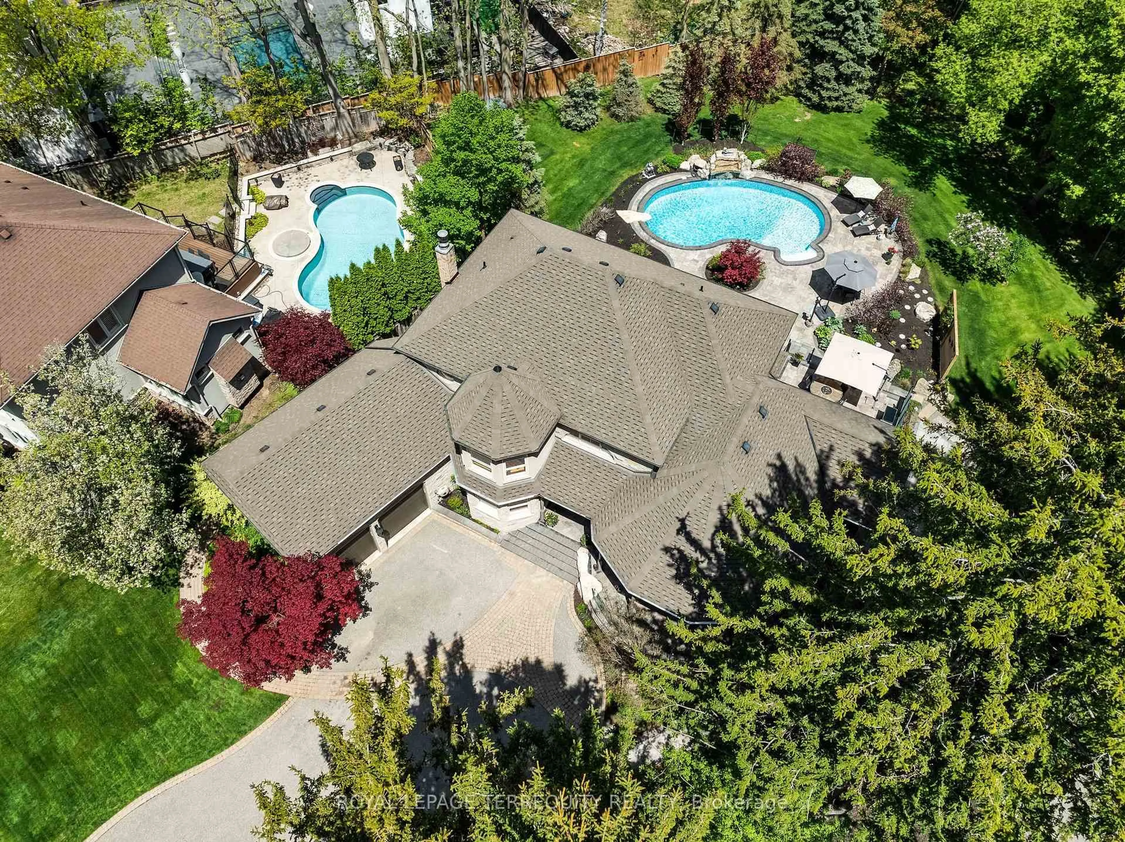 A pic from outside/outdoor area/front of a property/back of a property/a pic from drone, street for 507 Rougemount Dr, Pickering Ontario L1W 2B8