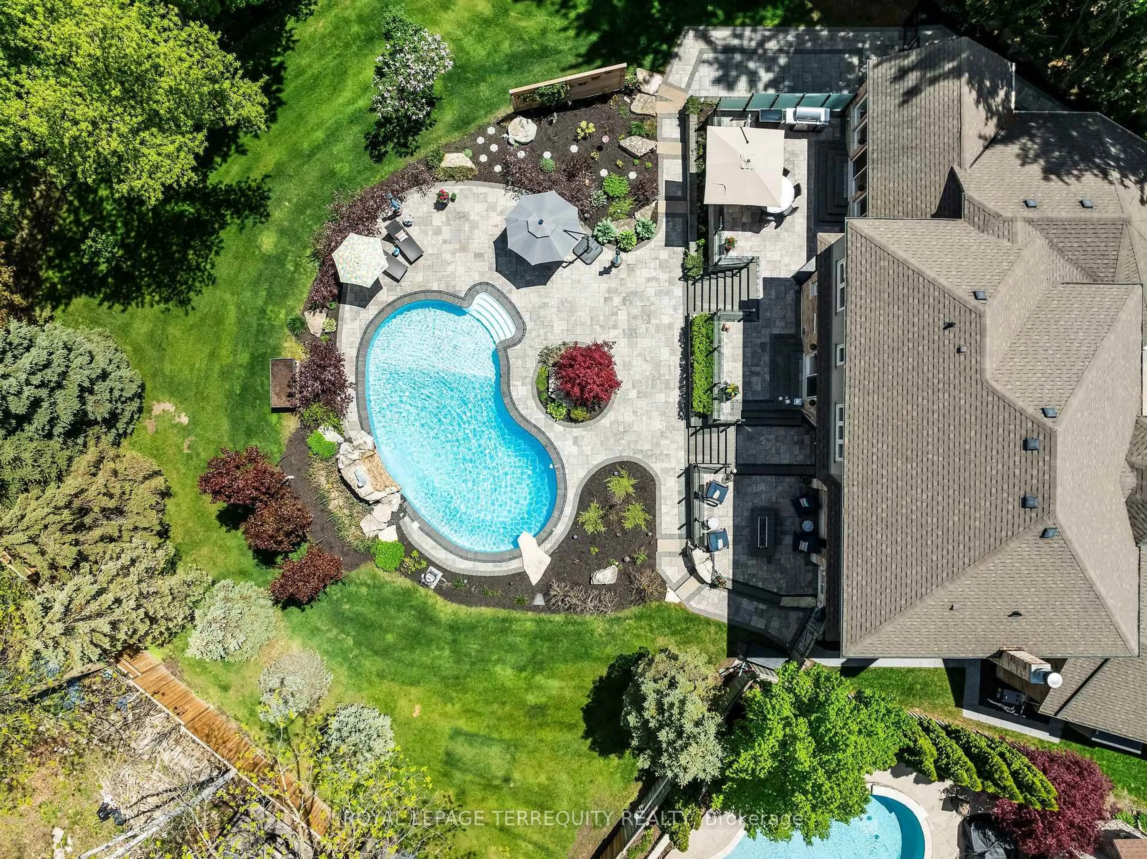 A pic from outside/outdoor area/front of a property/back of a property/a pic from drone, water/lake/river/ocean view for 507 Rougemount Dr, Pickering Ontario L1W 2B8