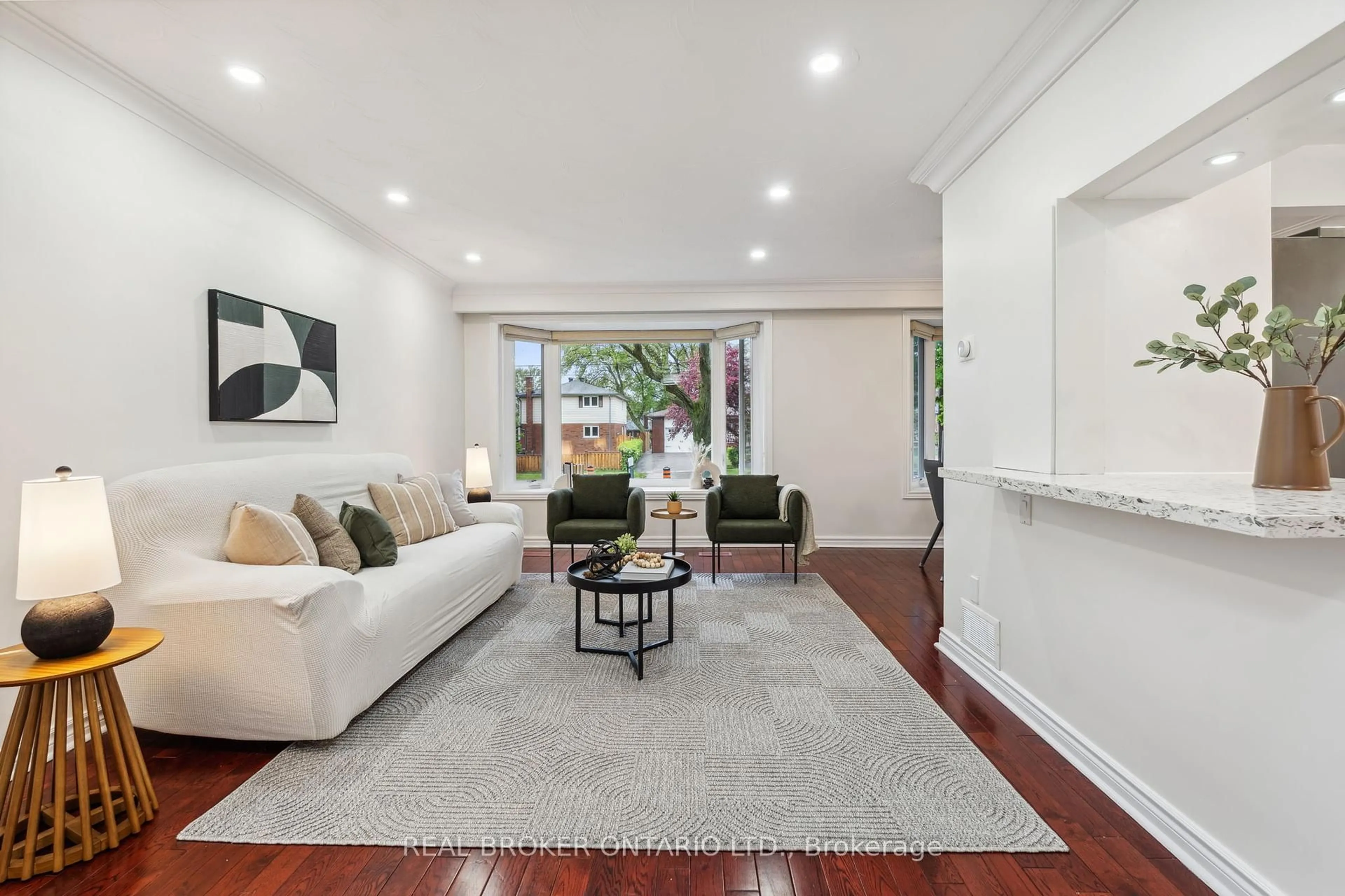 Living room with furniture, unknown for 933 Scarborough Golf Clb Rd, Toronto Ontario M1G 1J8