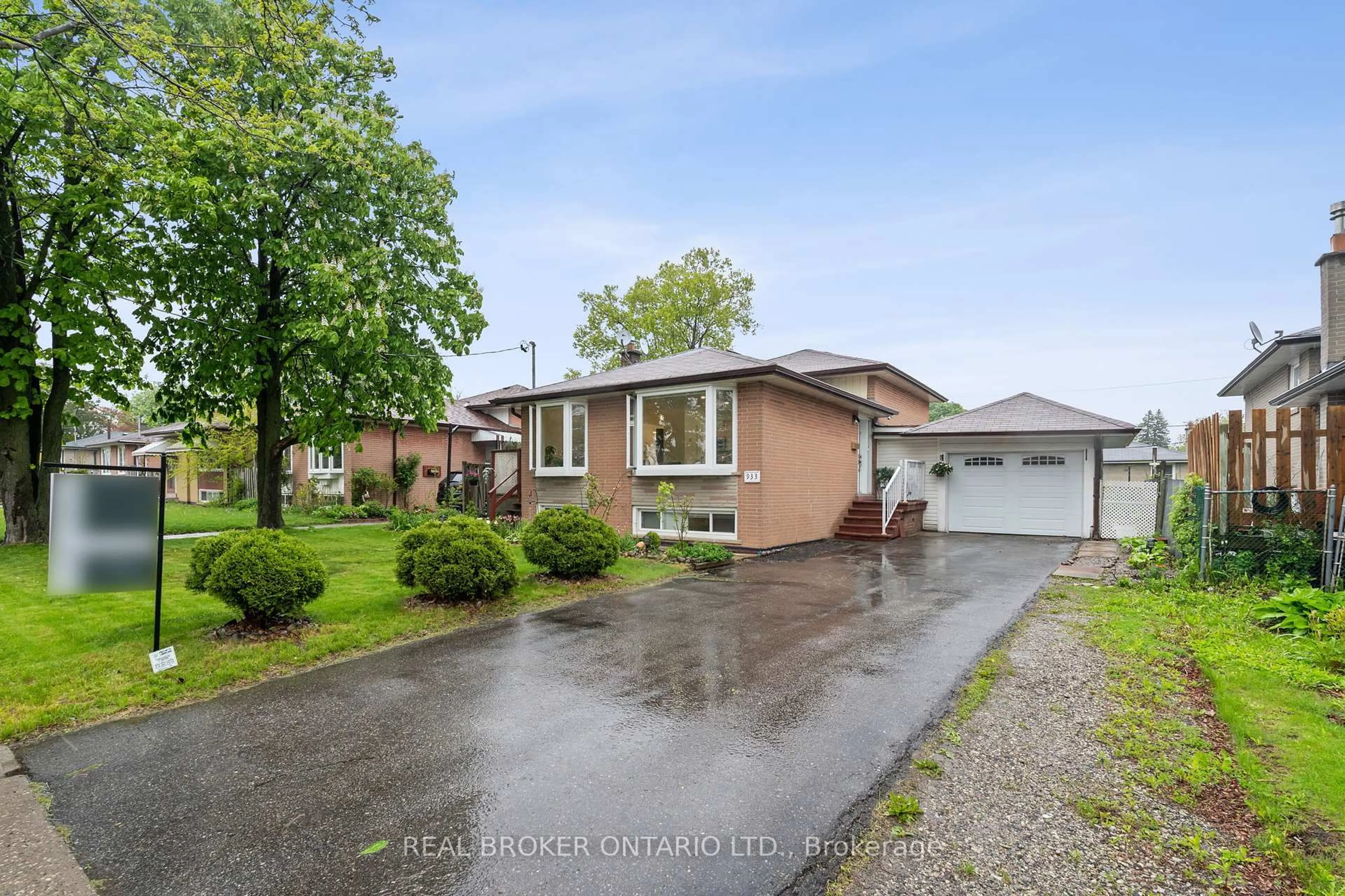 A pic from outside/outdoor area/front of a property/back of a property/a pic from drone, street for 933 Scarborough Golf Clb Rd, Toronto Ontario M1G 1J8