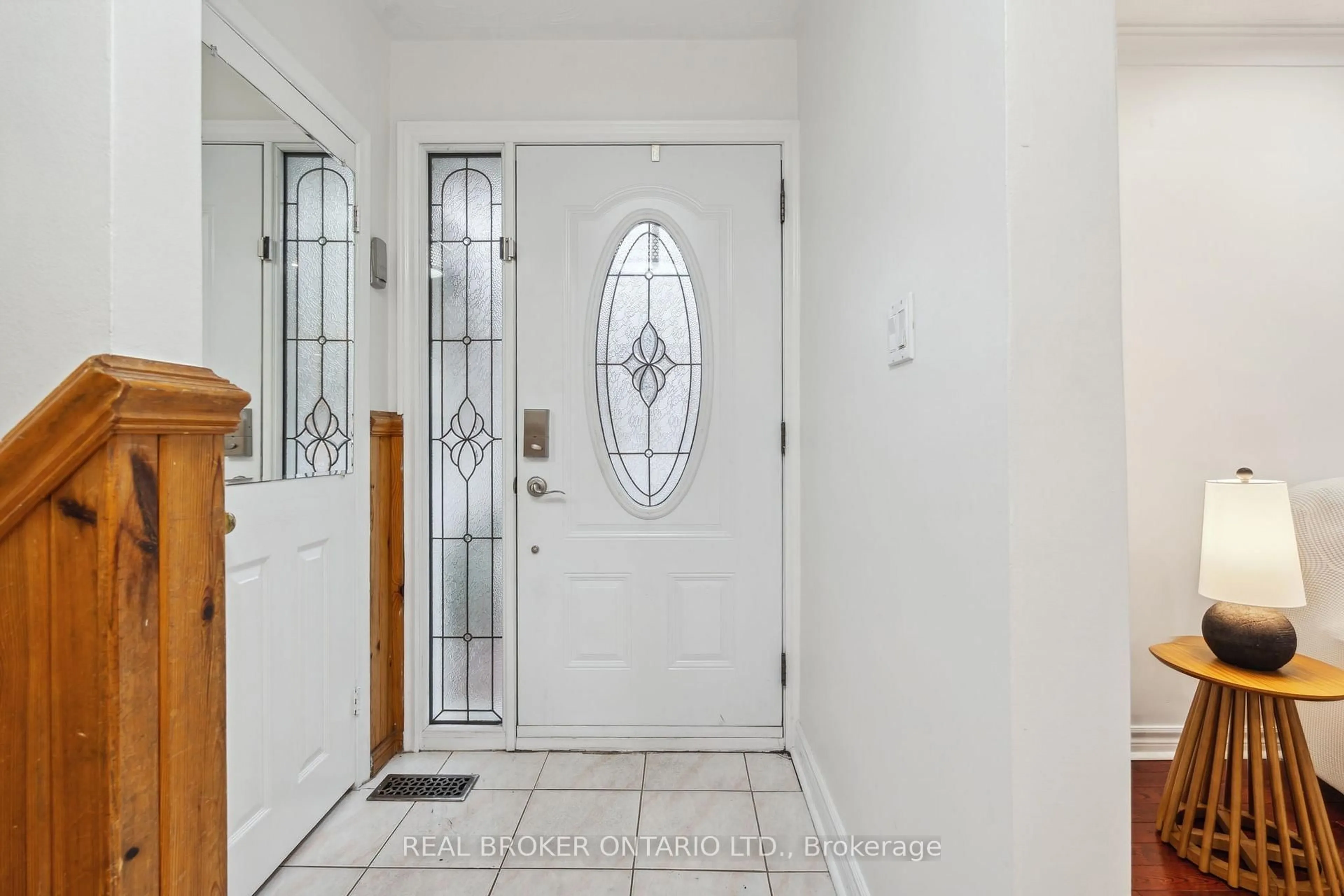 Indoor entryway for 933 Scarborough Golf Clb Rd, Toronto Ontario M1G 1J8