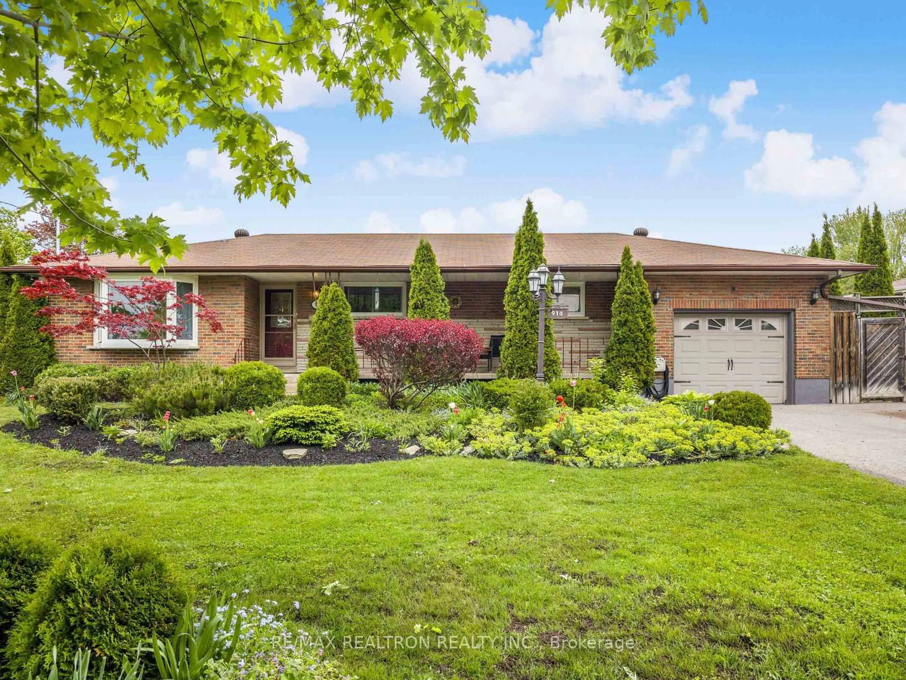 Home with brick exterior material, street for 914 Willowdale Ave, Oshawa Ontario L1H 1W2