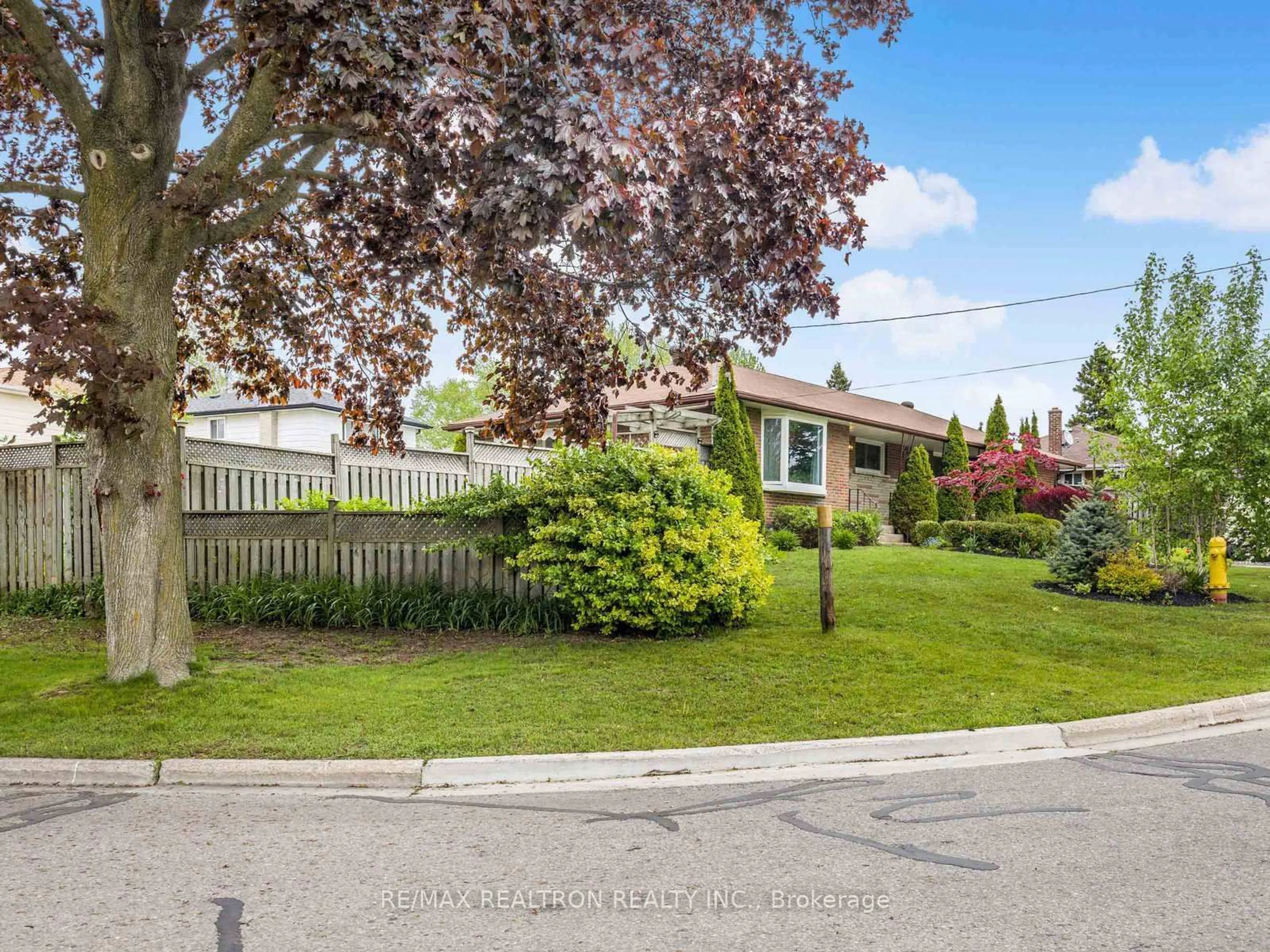 A pic from outside/outdoor area/front of a property/back of a property/a pic from drone, street for 914 Willowdale Ave, Oshawa Ontario L1H 1W2