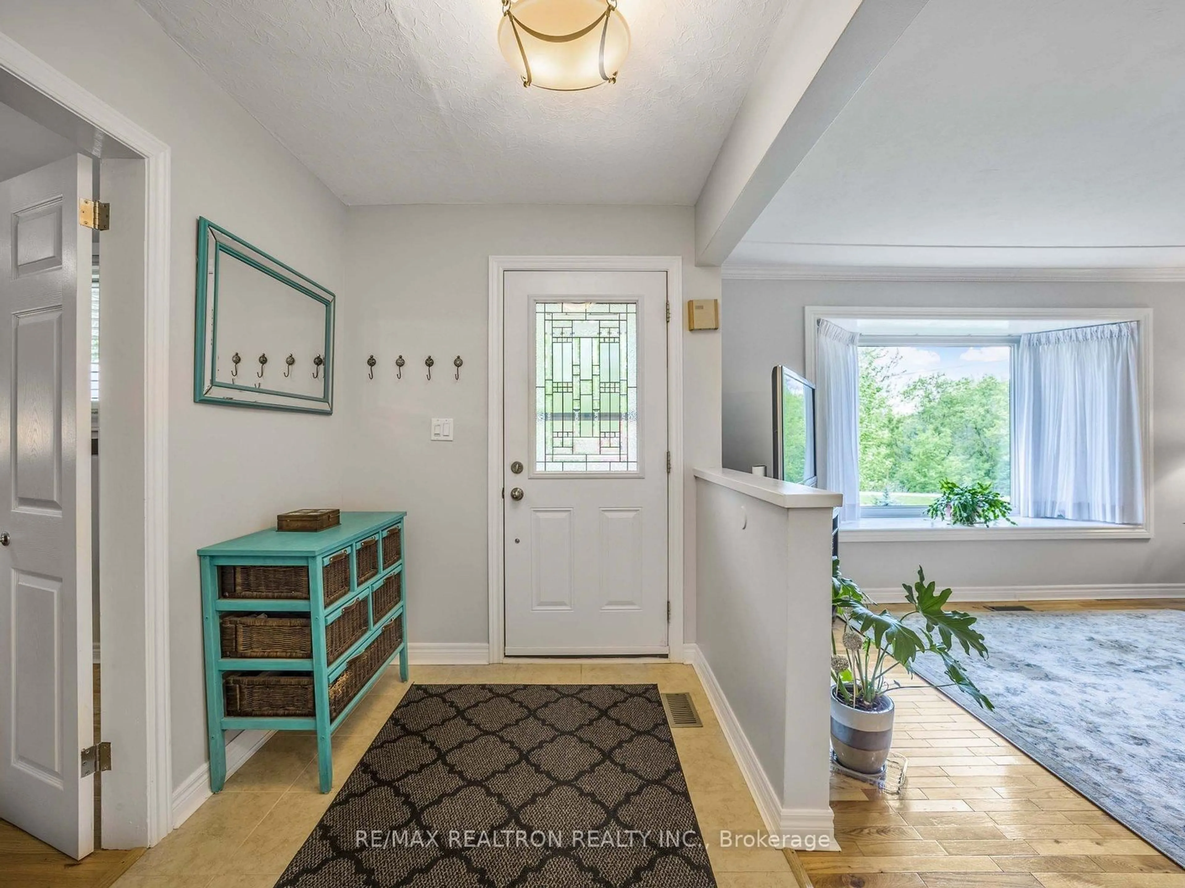 Indoor entryway for 914 Willowdale Ave, Oshawa Ontario L1H 1W2
