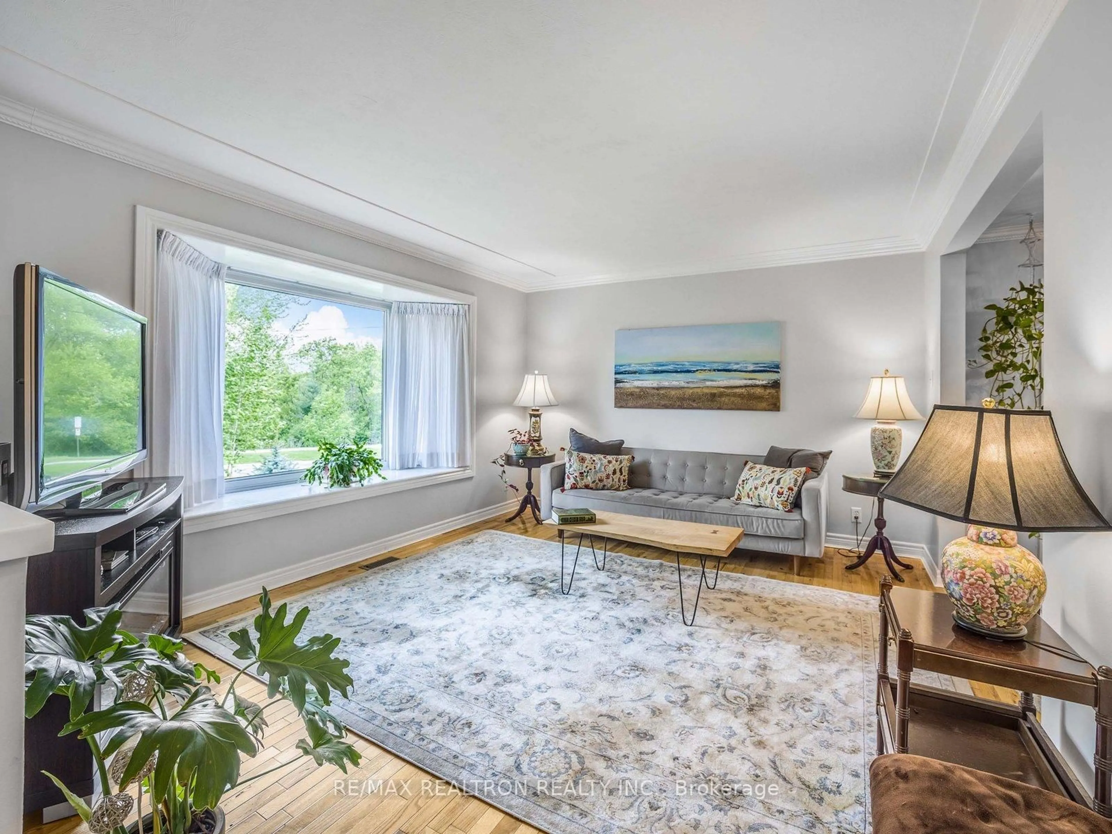 Living room with furniture, unknown for 914 Willowdale Ave, Oshawa Ontario L1H 1W2