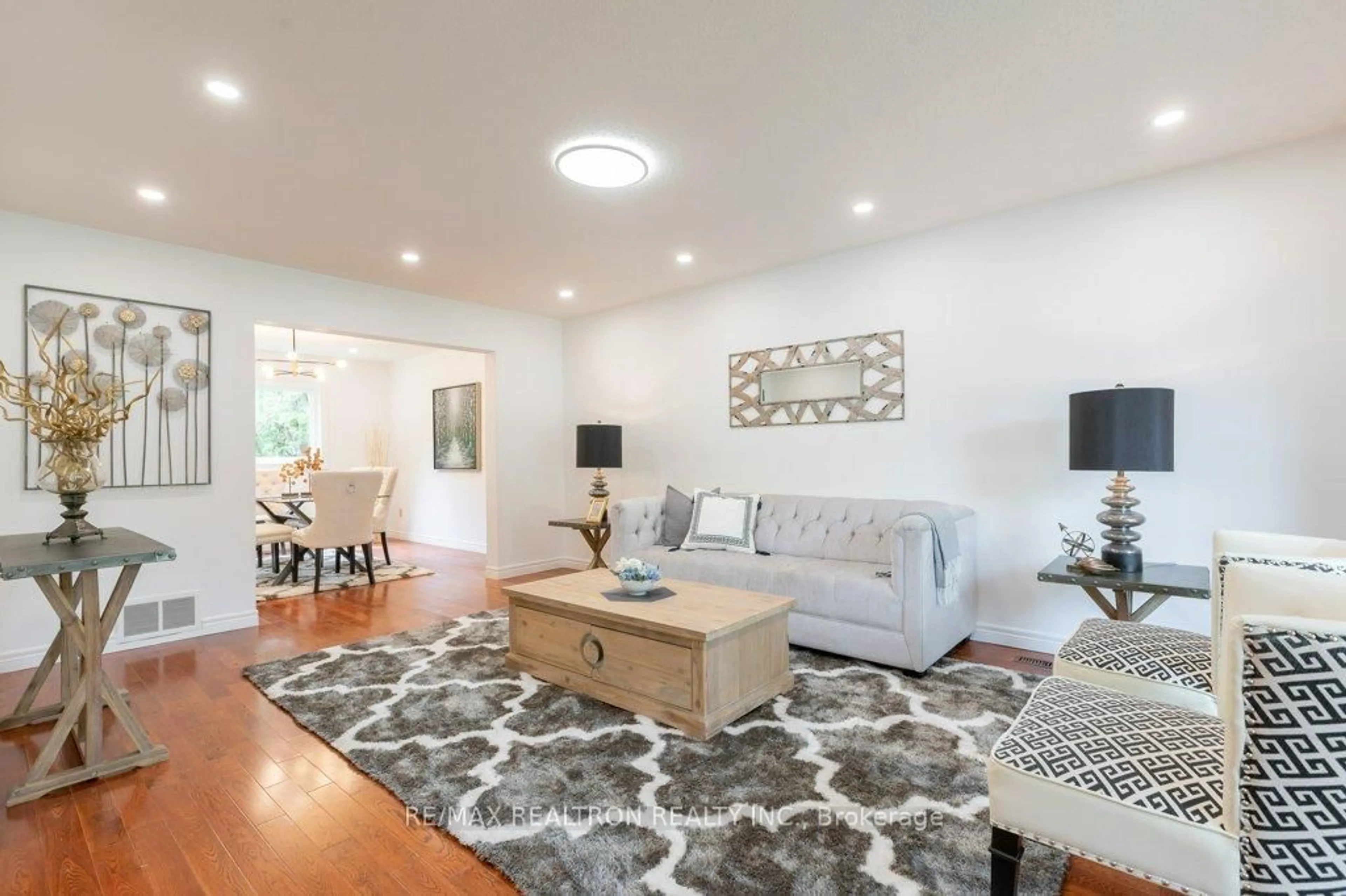 Living room with furniture, unknown for 135 Heatherside Dr, Toronto Ontario M1W 1T6