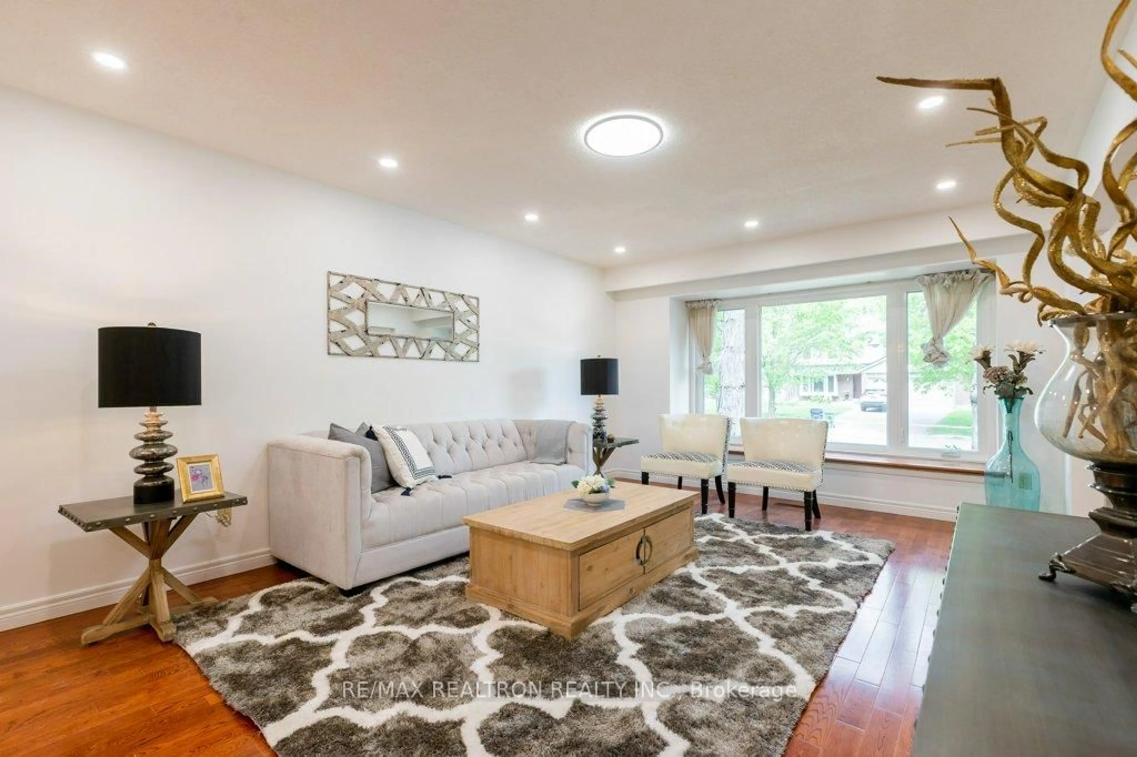 Living room with furniture, wood/laminate floor for 135 Heatherside Dr, Toronto Ontario M1W 1T6