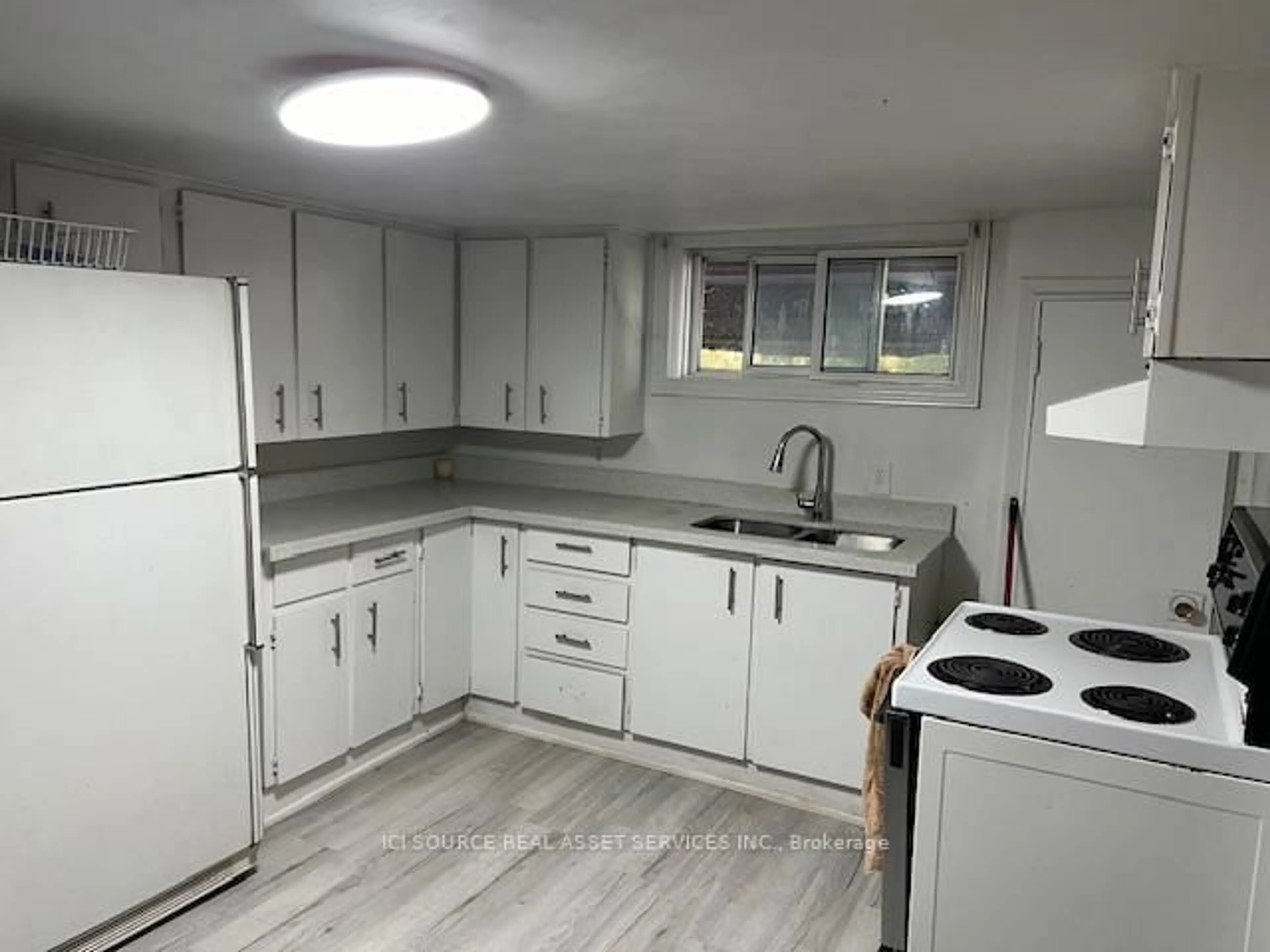 Standard kitchen, unknown for 1100 Simcoe St, Oshawa Ontario L1H 4L6