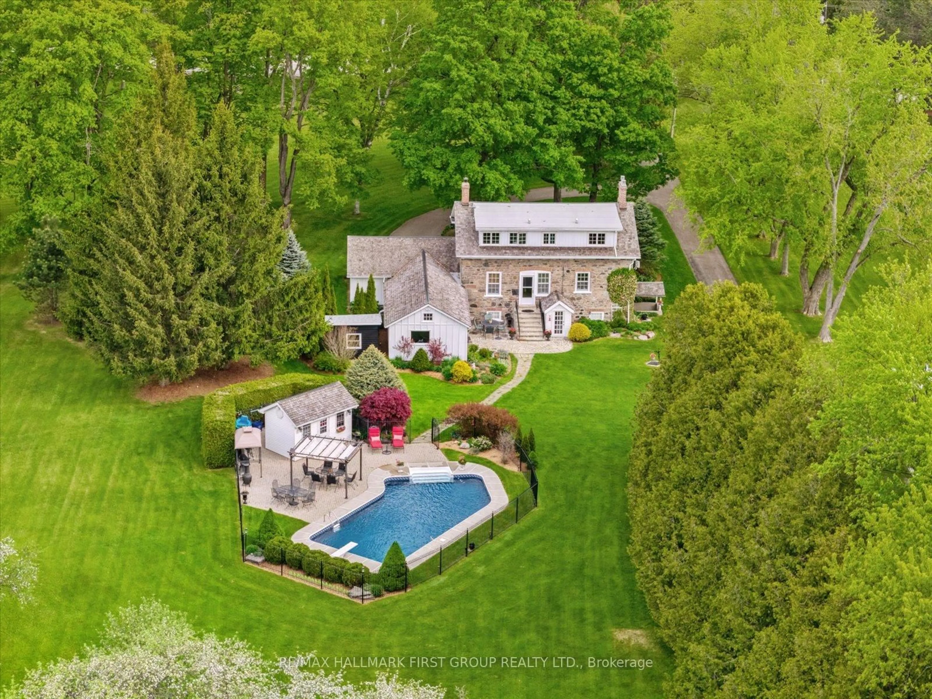 A pic from outside/outdoor area/front of a property/back of a property/a pic from drone, street for 535 Myrtle Rd, Whitby Ontario L0B 1A0