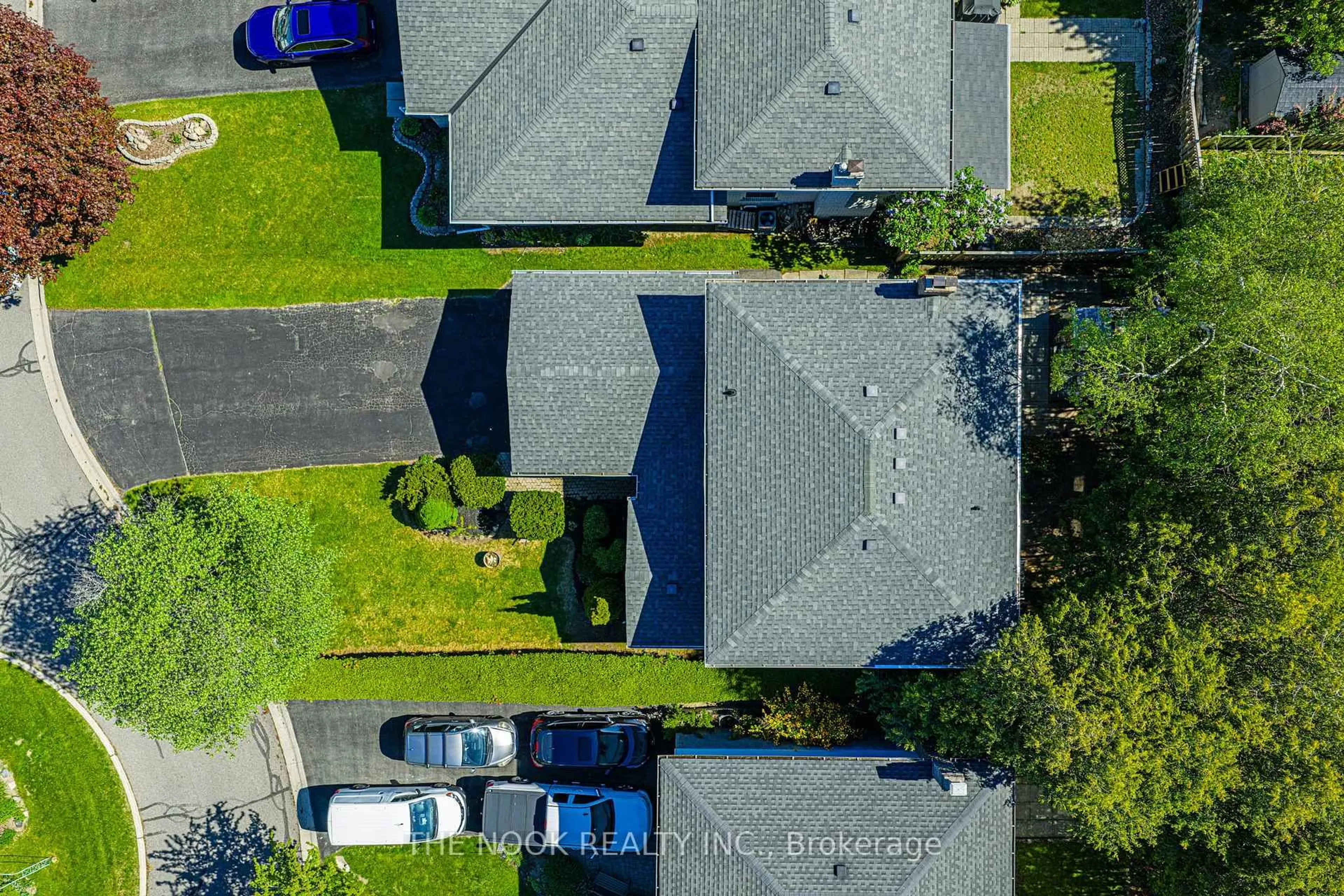 A pic from outside/outdoor area/front of a property/back of a property/a pic from drone, street for 338 Siena Crt, Oshawa Ontario L1J 6V5