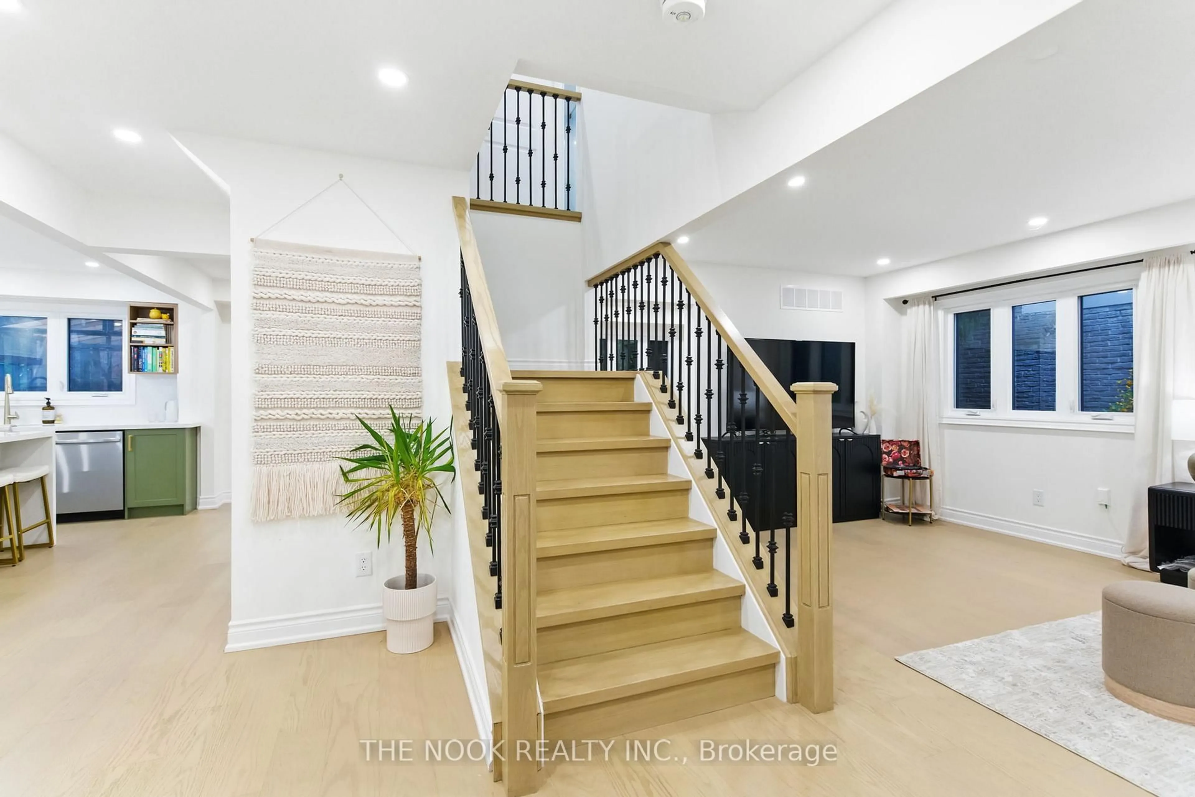 Indoor foyer for 338 Siena Crt, Oshawa Ontario L1J 6V5