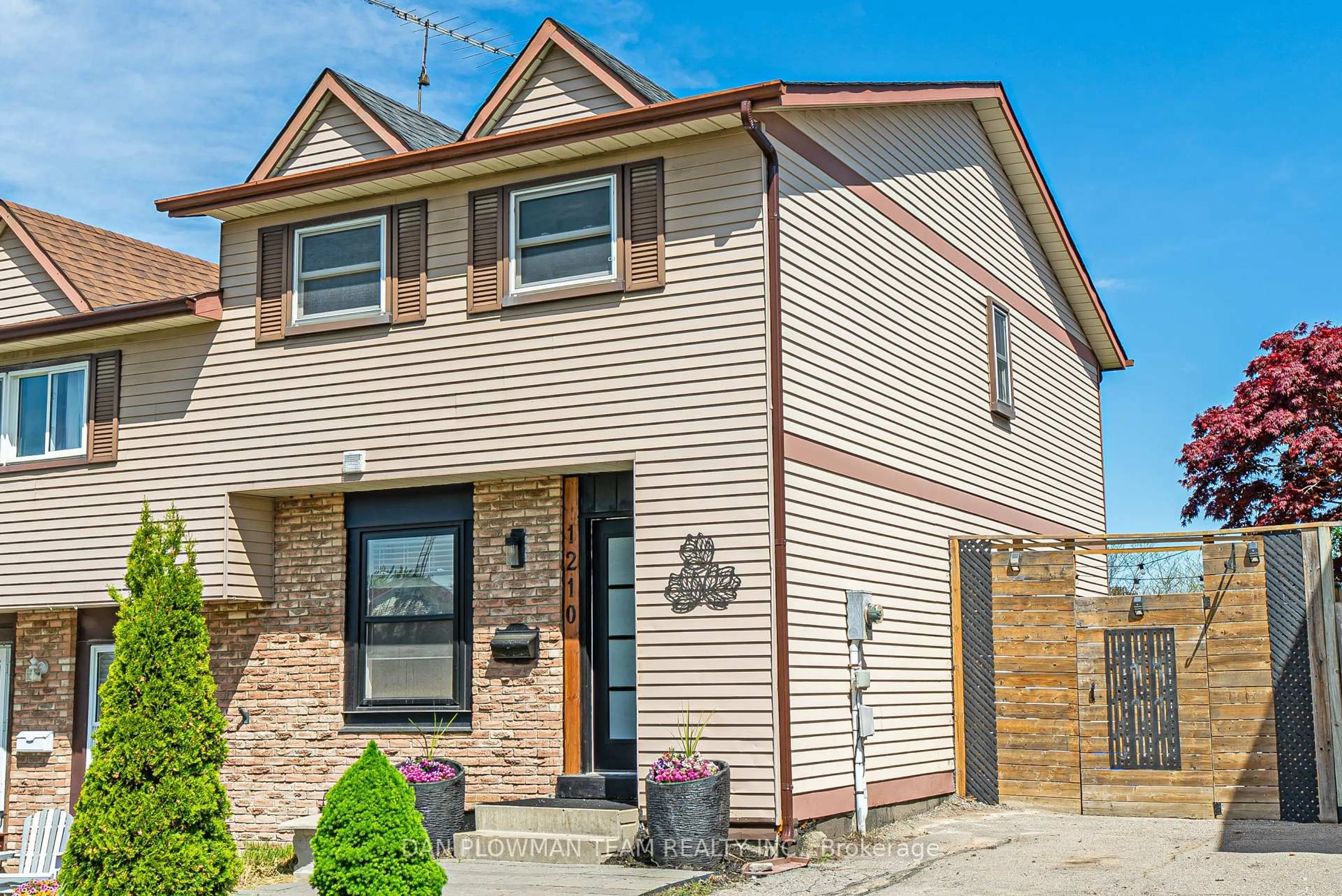 Home with vinyl exterior material, street for 1210 Southdale Ave, Oshawa Ontario L1H 7Z3