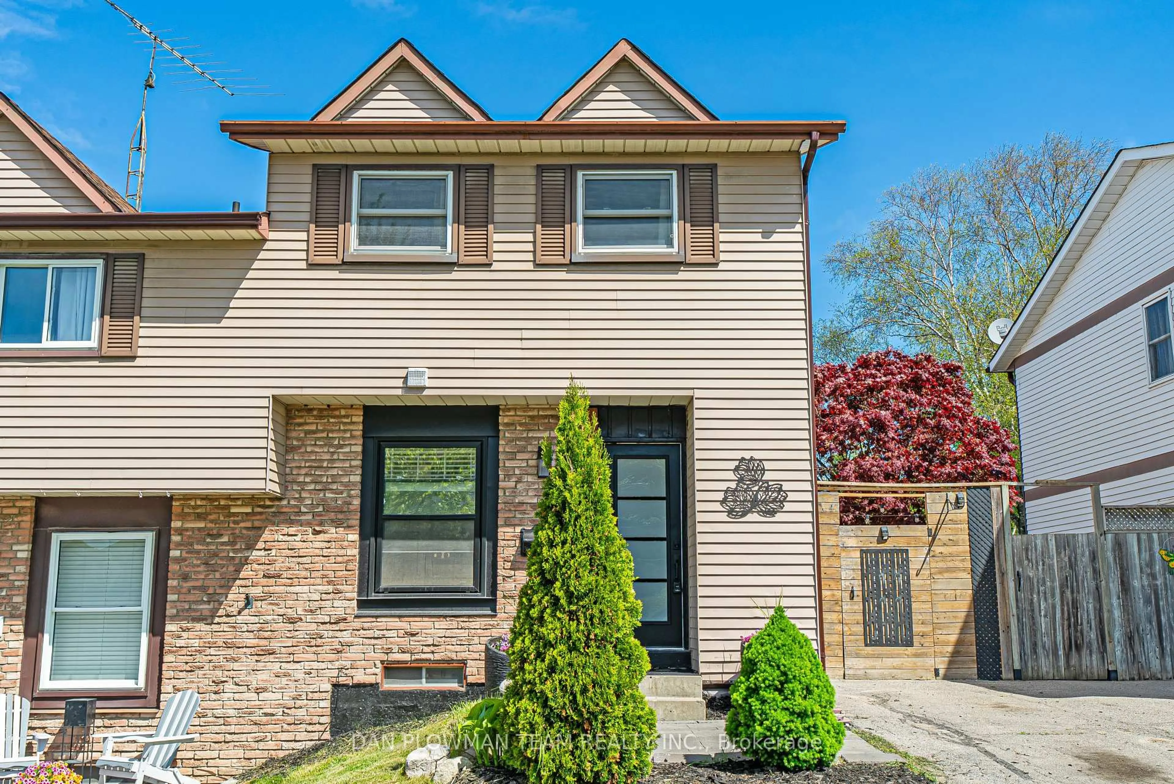 Home with brick exterior material, street for 1210 Southdale Ave, Oshawa Ontario L1H 7Z3