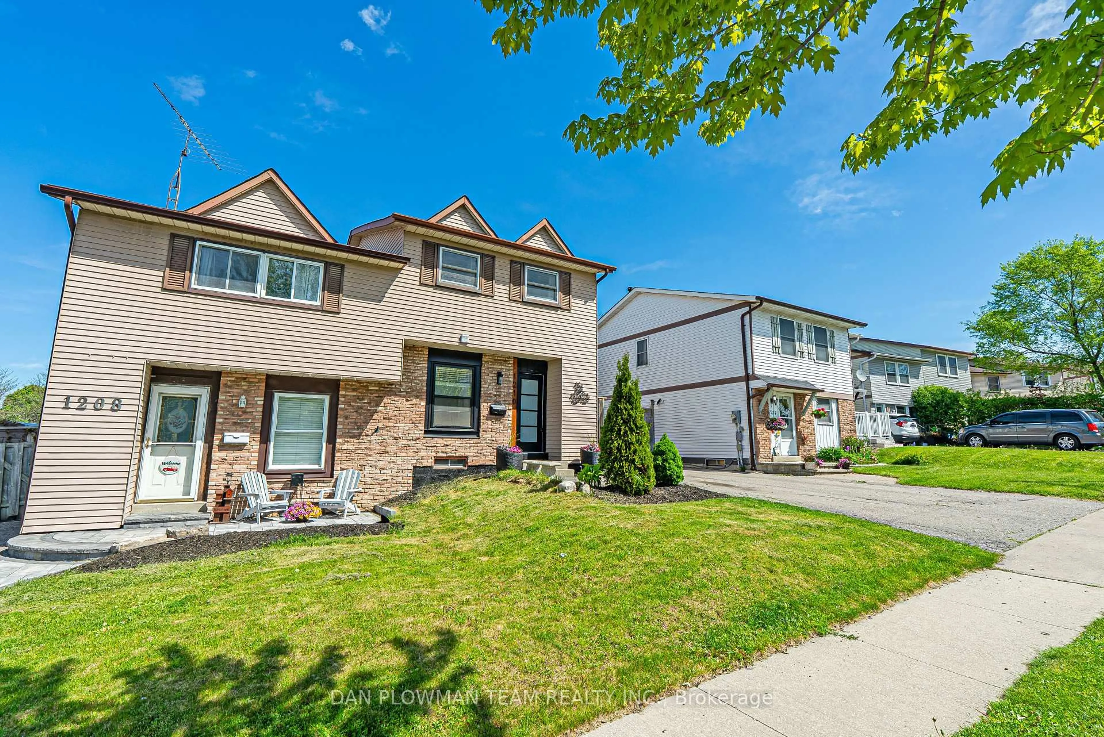 Home with vinyl exterior material, street for 1210 Southdale Ave, Oshawa Ontario L1H 7Z3