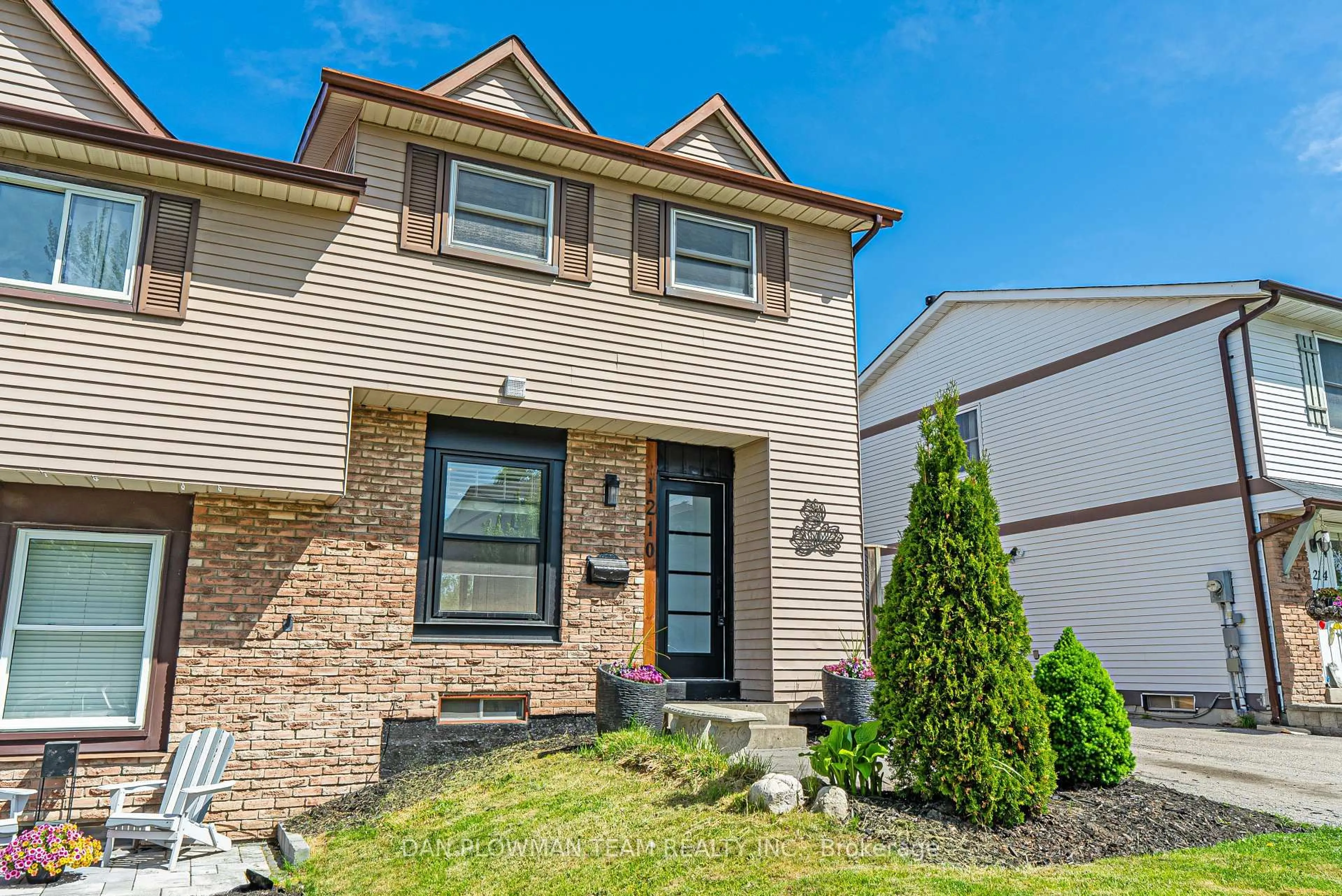 Home with brick exterior material, street for 1210 Southdale Ave, Oshawa Ontario L1H 7Z3