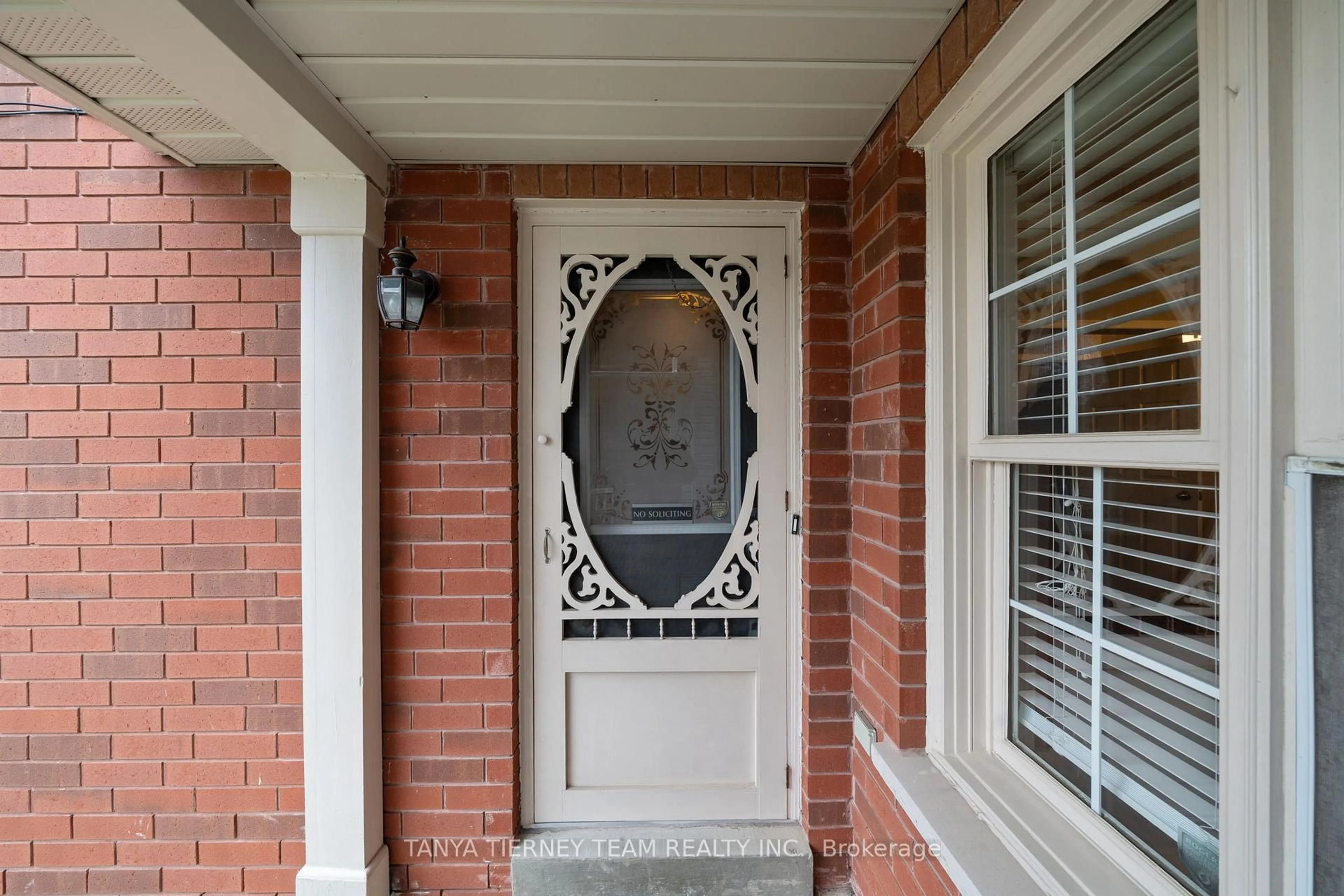 Indoor entryway for 38 Wells Cres, Whitby Ontario L1M 1C9