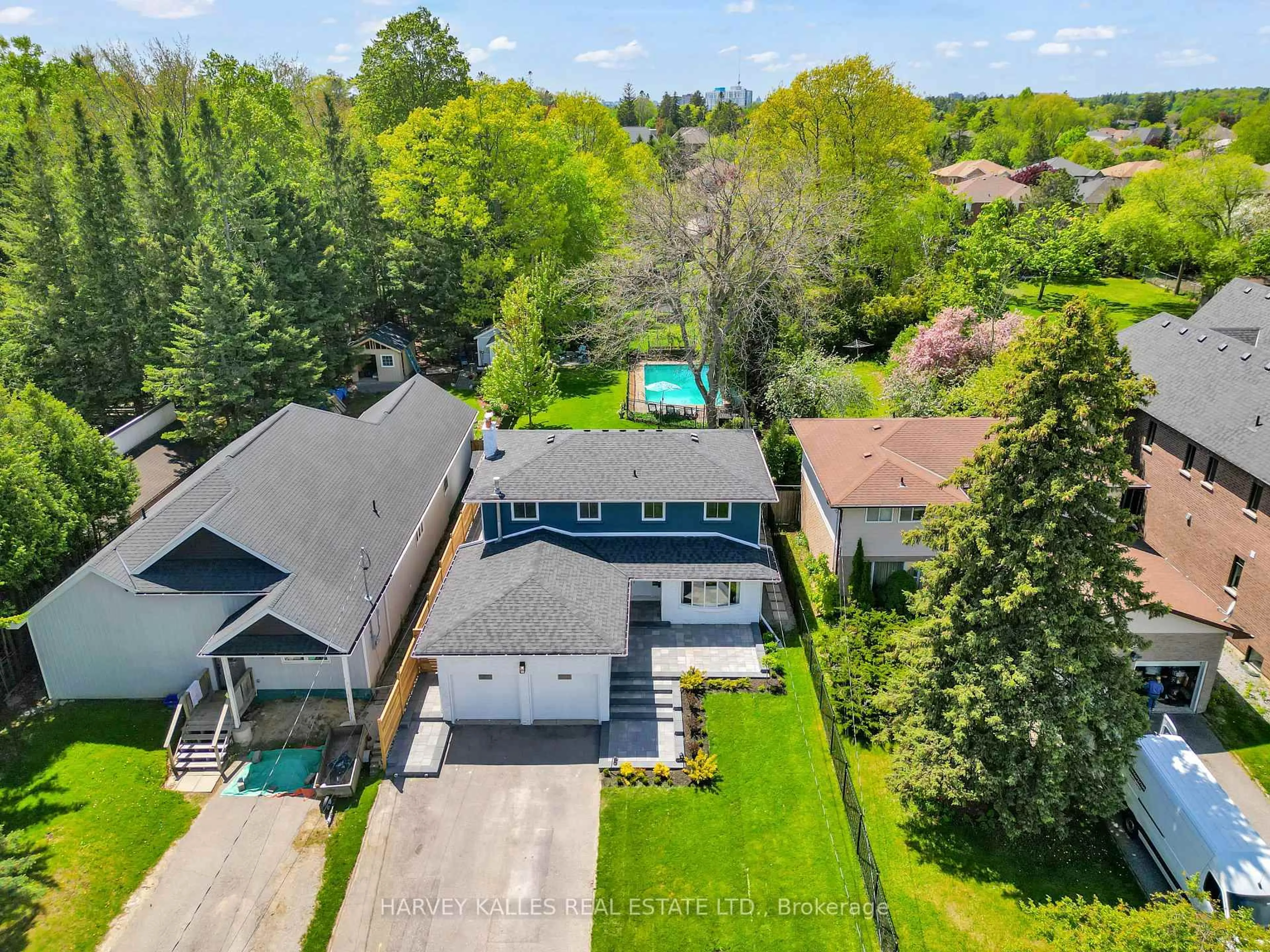 A pic from outside/outdoor area/front of a property/back of a property/a pic from drone, street for 534 Oakwood Dr, Pickering Ontario L1W 2M7