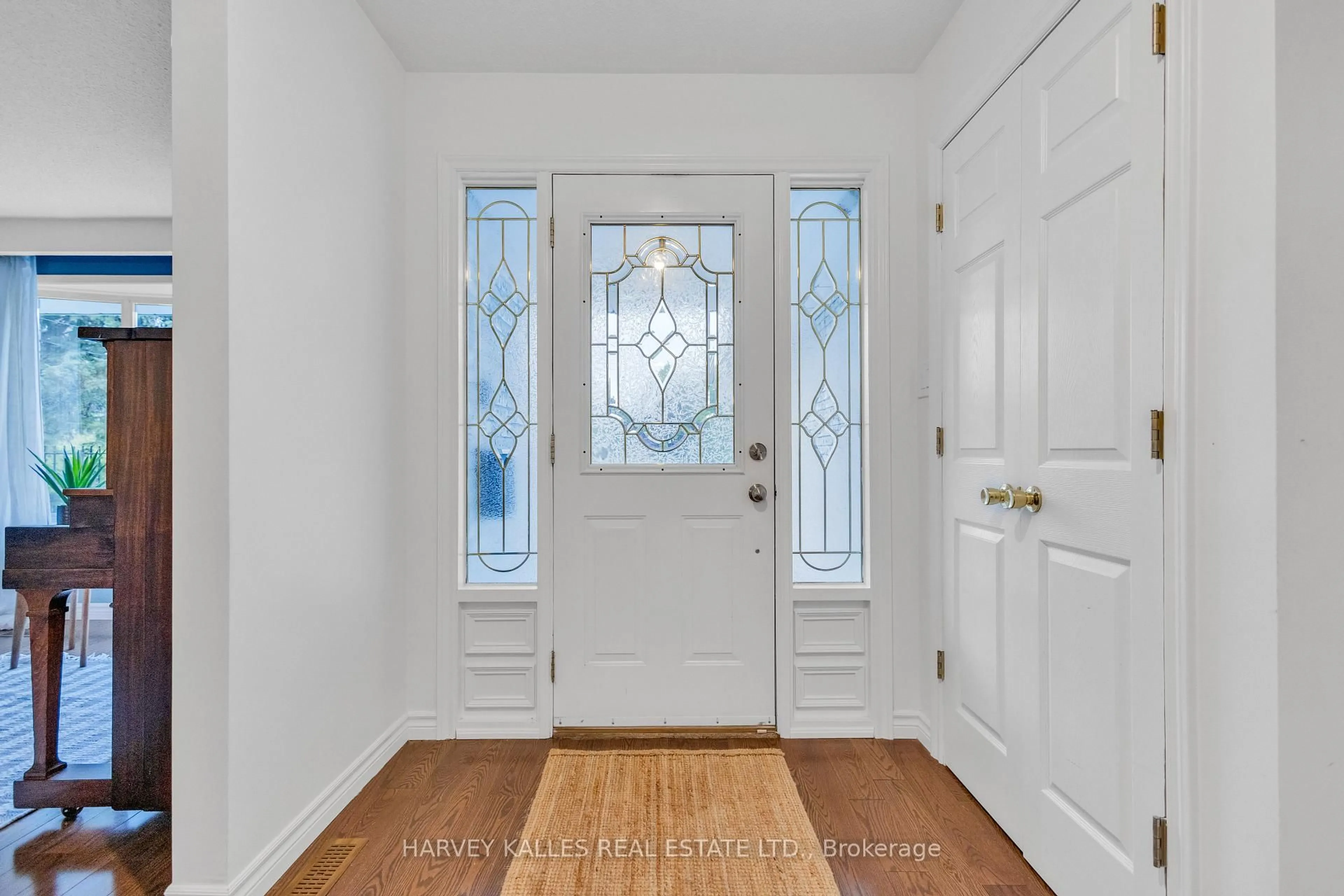 Indoor entryway for 534 Oakwood Dr, Pickering Ontario L1W 2M7