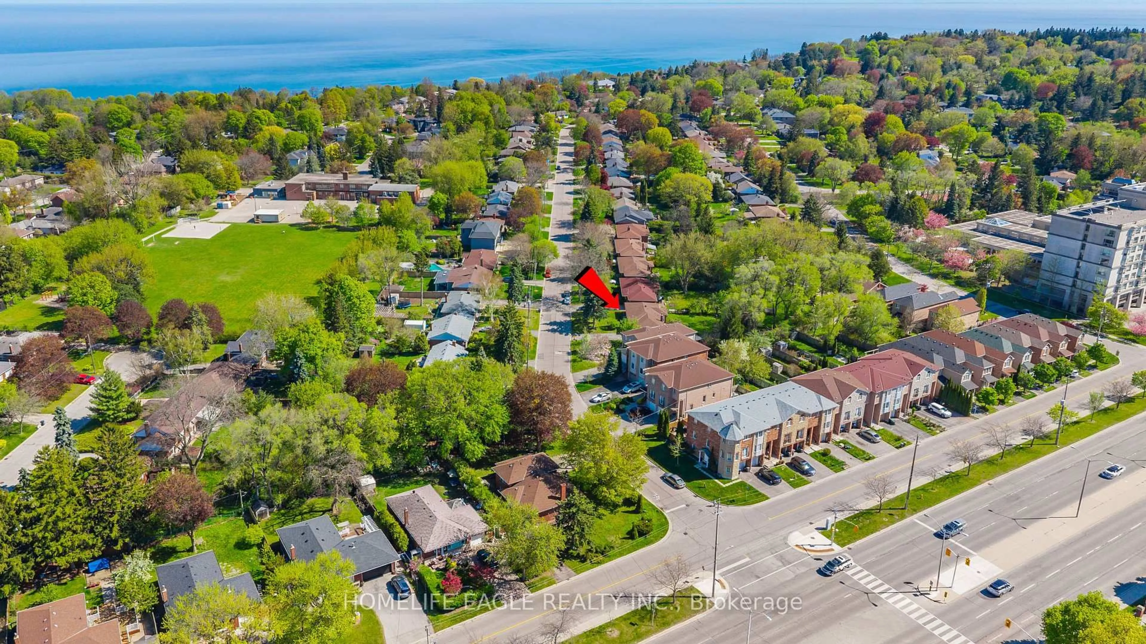 A pic from outside/outdoor area/front of a property/back of a property/a pic from drone, street for 72 Brinloor Blvd, Toronto Ontario M1M 1L5