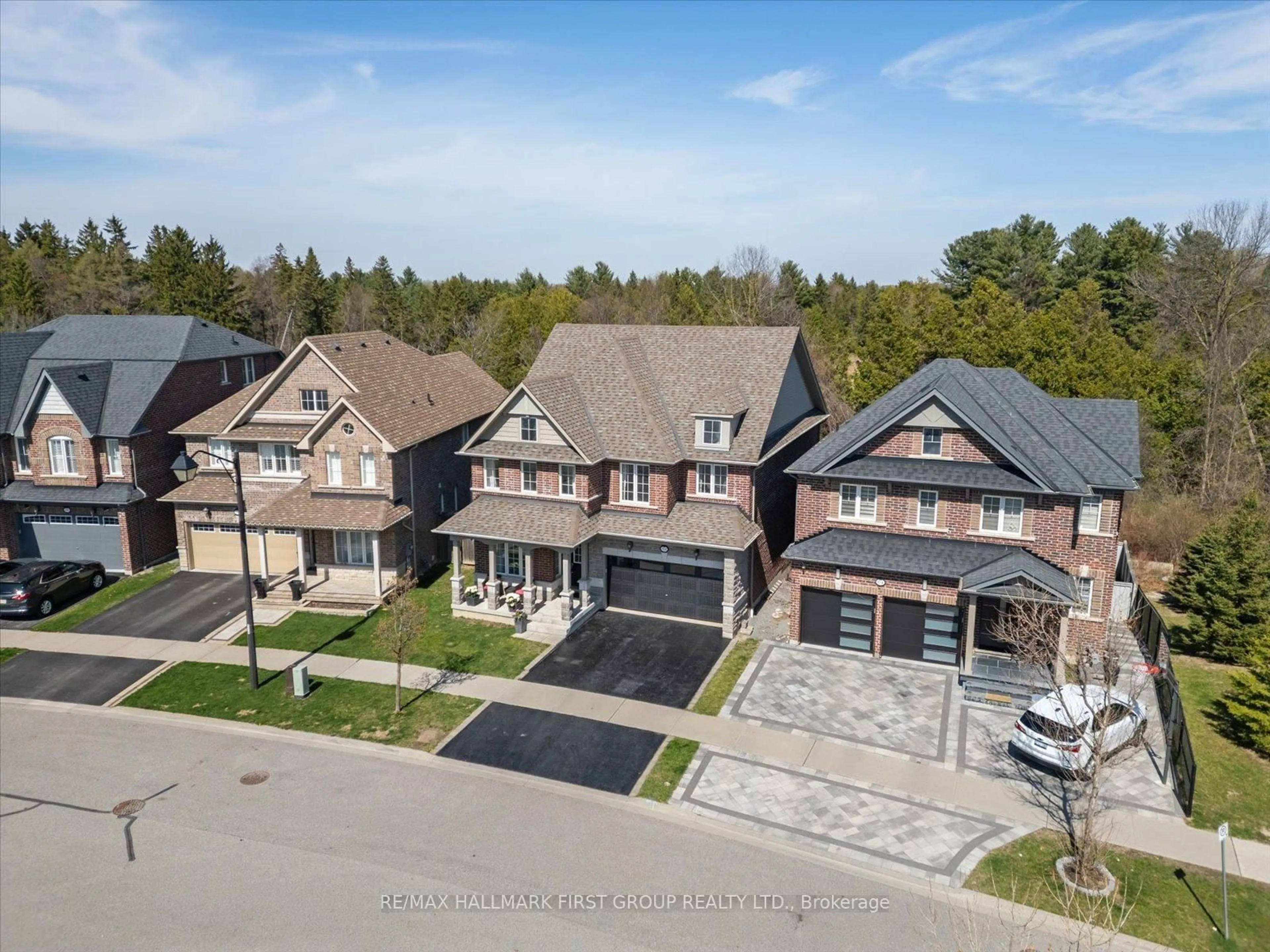 A pic from outside/outdoor area/front of a property/back of a property/a pic from drone, street for 62 Bignell Cres, Ajax Ontario L1Z 0P6