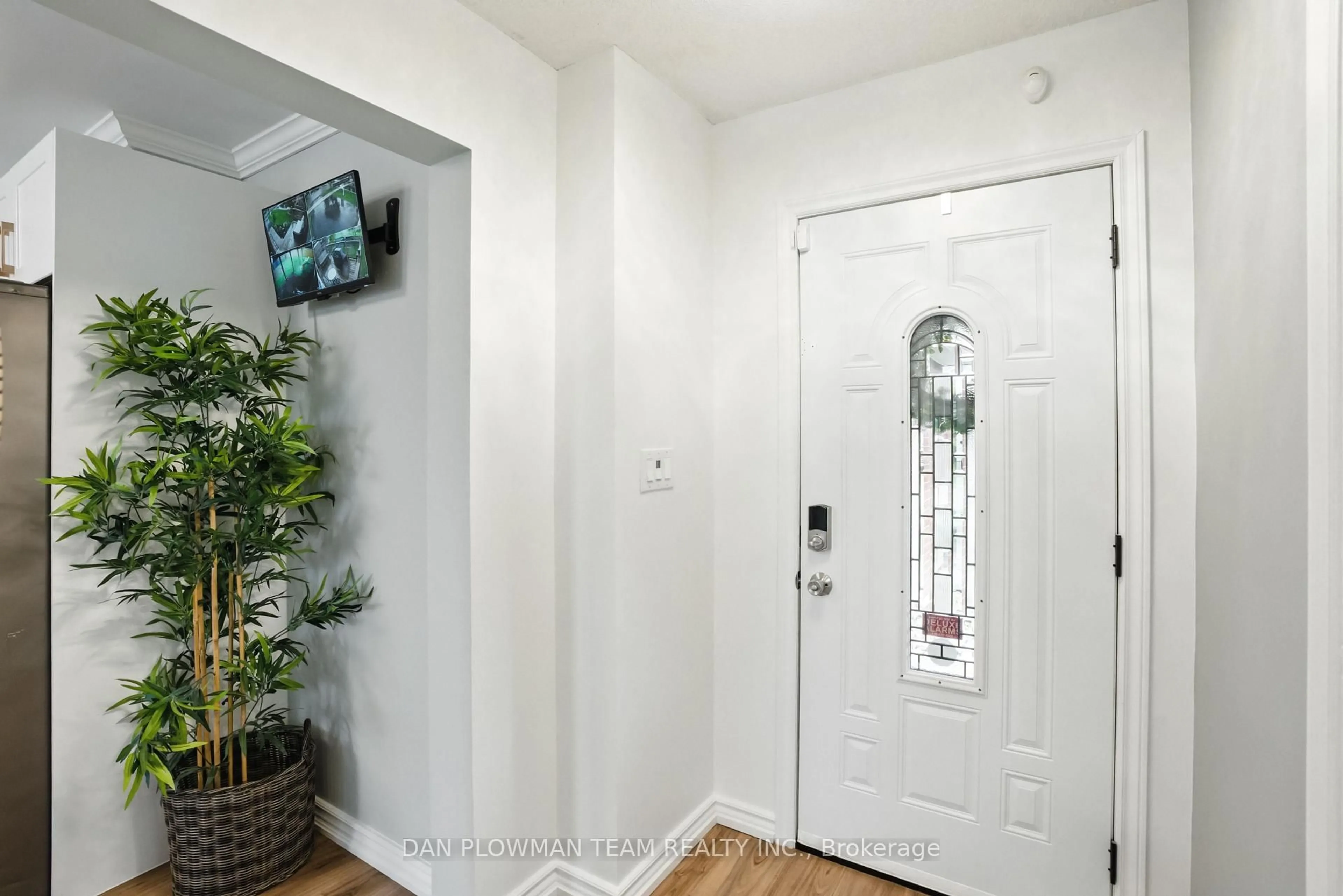 Indoor entryway for 53 Champine Sq, Clarington Ontario L1C 4W2