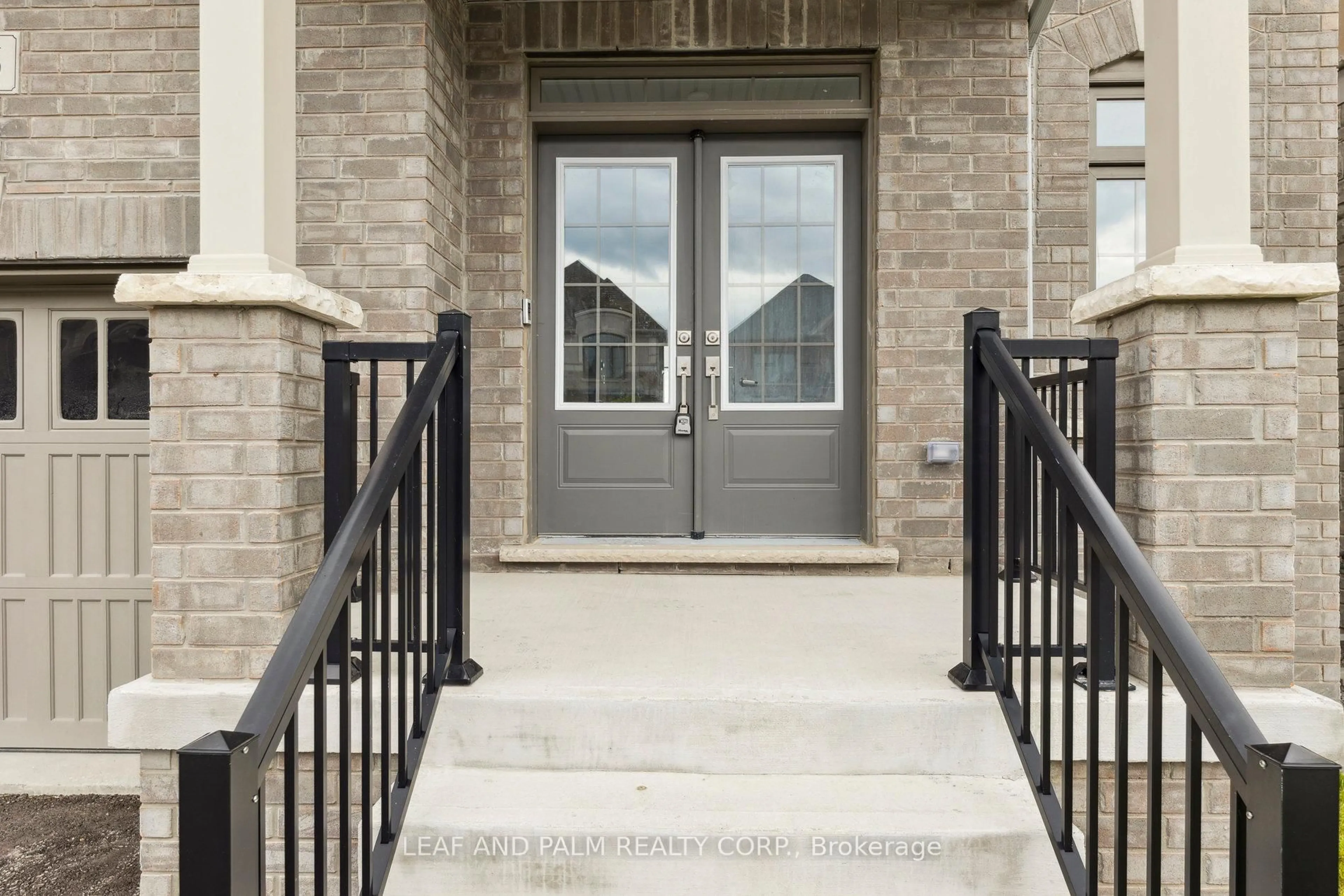 Indoor entryway for 26 Ed Ewert Ave, Clarington Ontario L1B 0W9