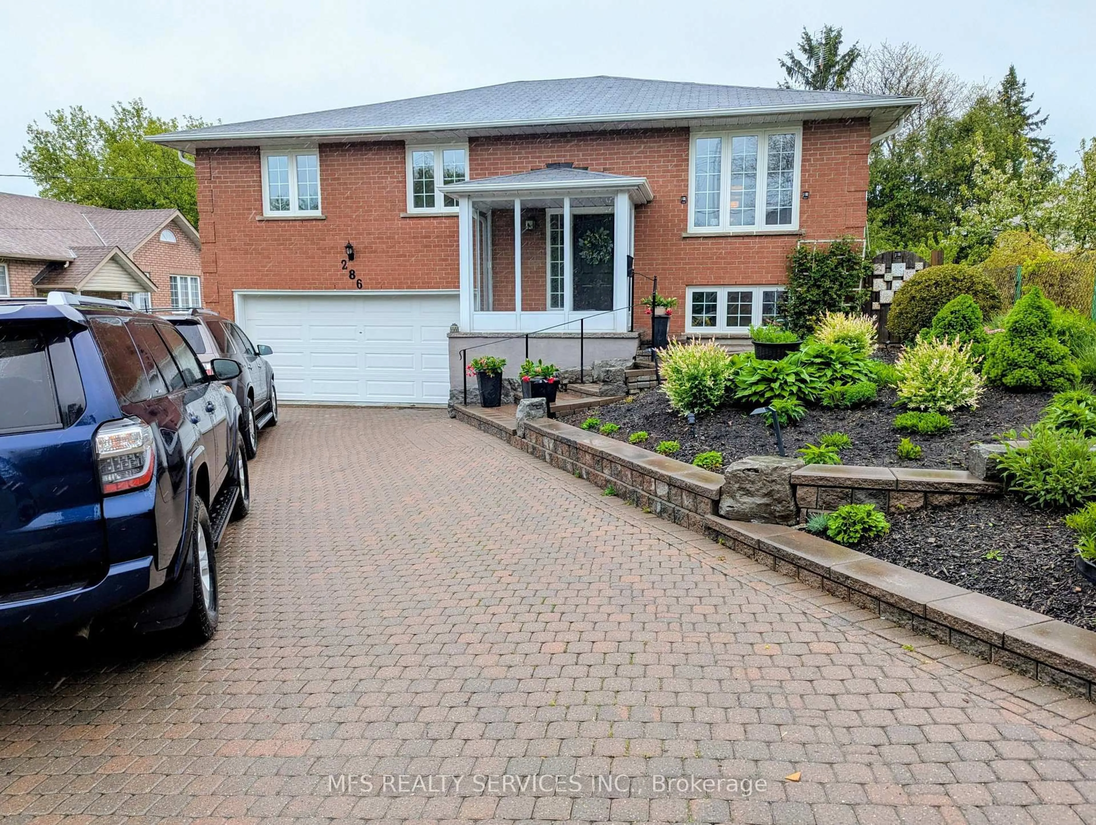 A pic from outside/outdoor area/front of a property/back of a property/a pic from drone, street for 286 Seneca Ave, Oshawa Ontario L1G 3V8