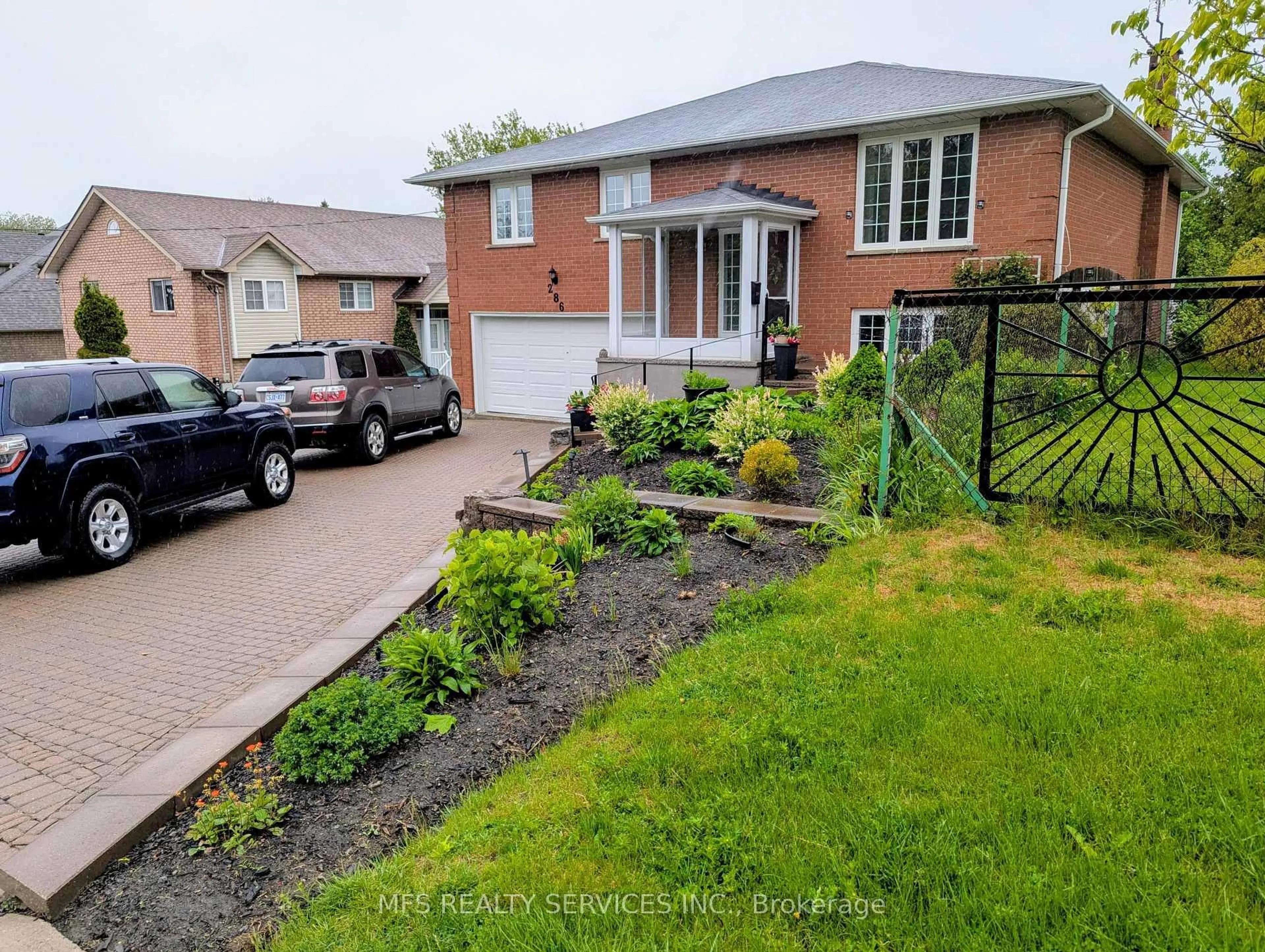 A pic from outside/outdoor area/front of a property/back of a property/a pic from drone, street for 286 Seneca Ave, Oshawa Ontario L1G 3V8