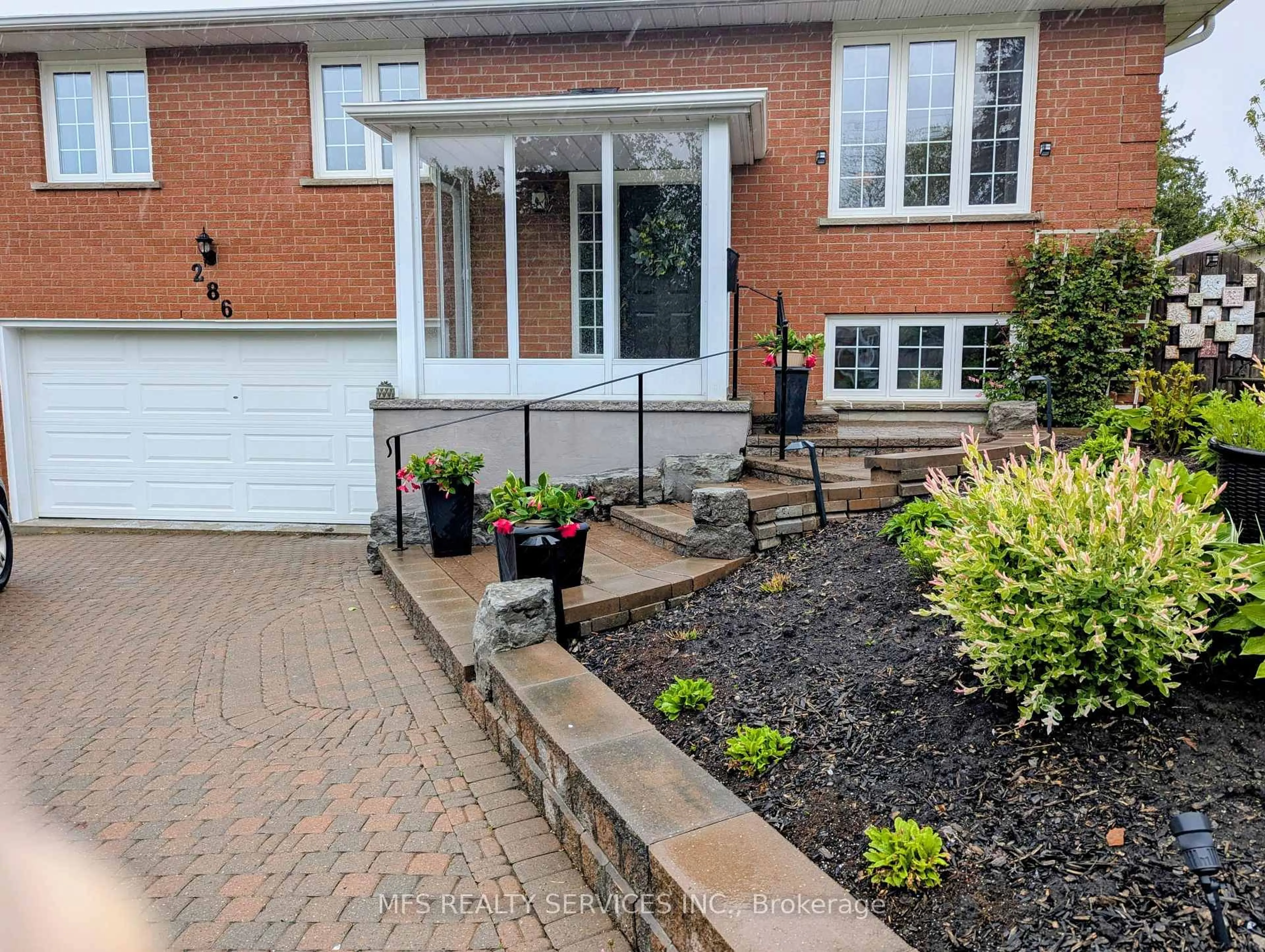 Home with brick exterior material, street for 286 Seneca Ave, Oshawa Ontario L1G 3V8