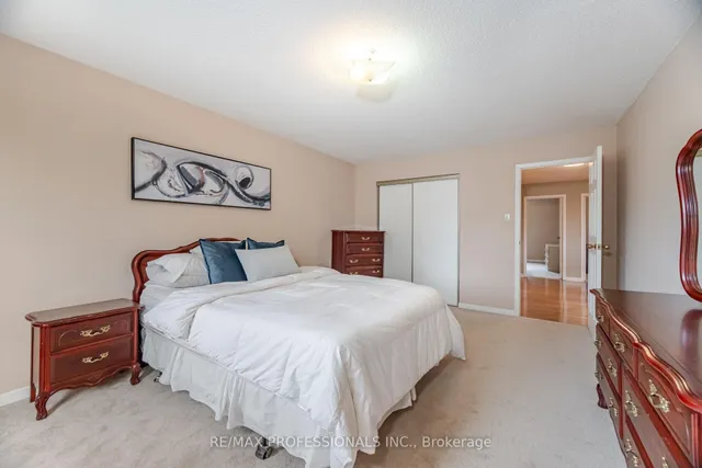 Additional image 30 of 29 Moeller Crt