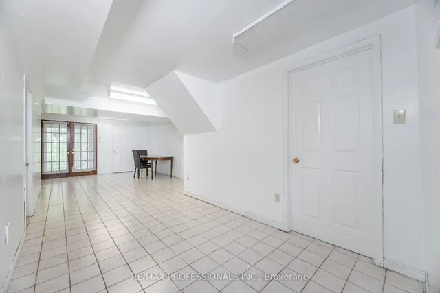 Additional image 39 of 29 Moeller Crt