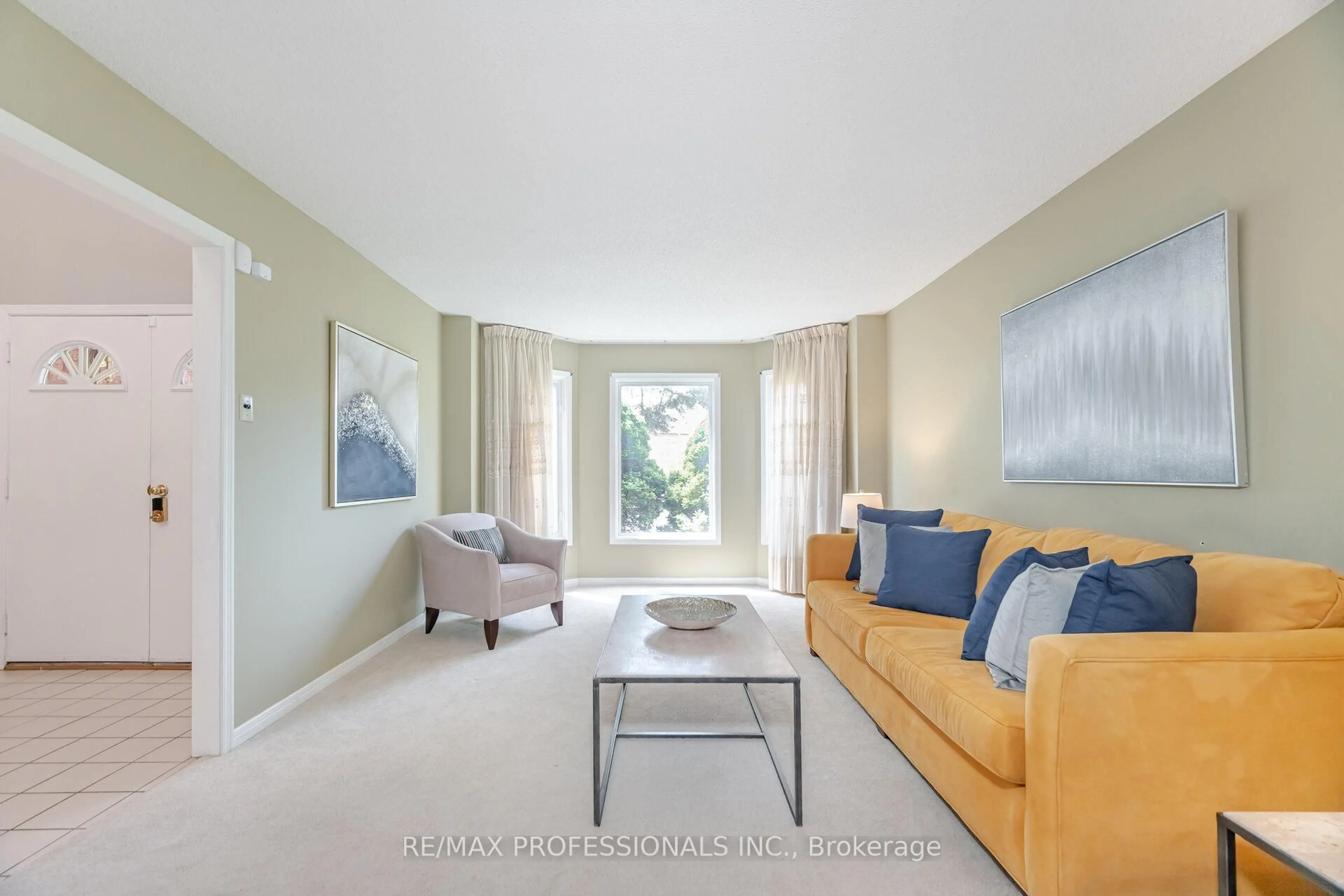 Living room with furniture, unknown for 29 Moeller Crt, Toronto Ontario M1E 5C1