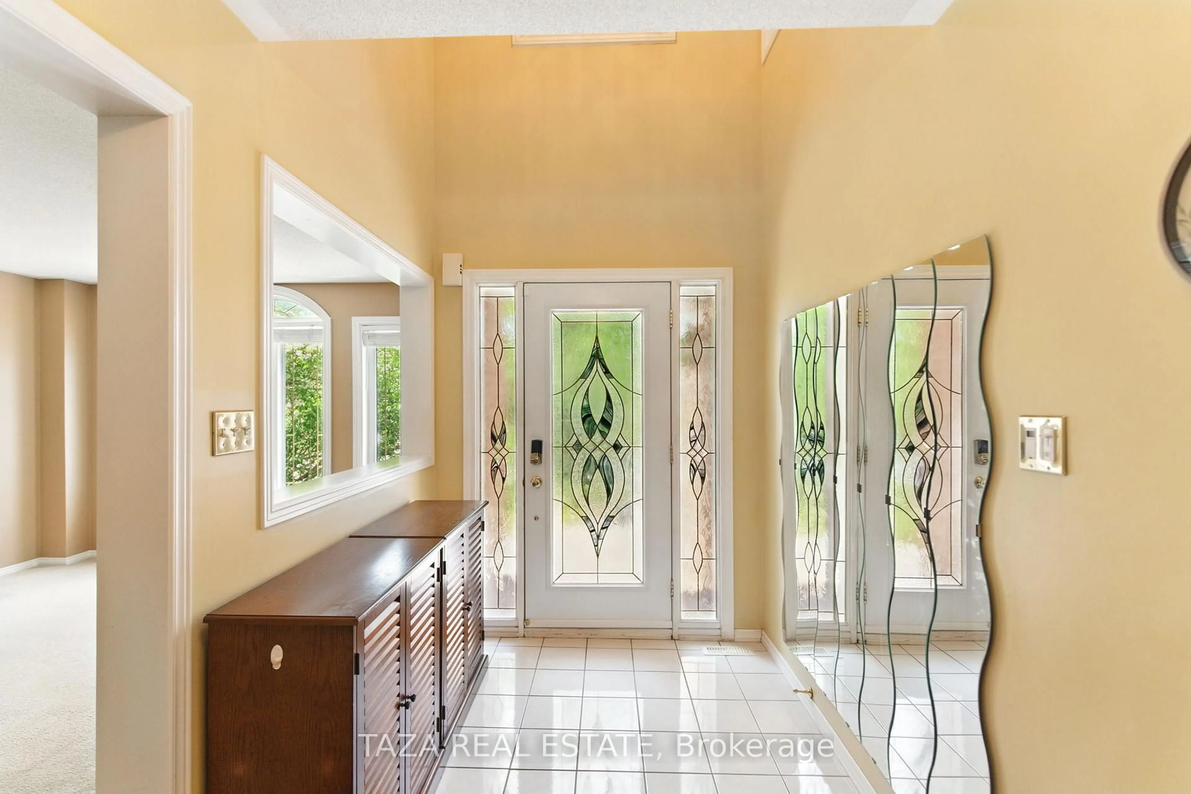 Indoor entryway for 50 Dewbourne Pl, Whitby Ontario L1R 2E4