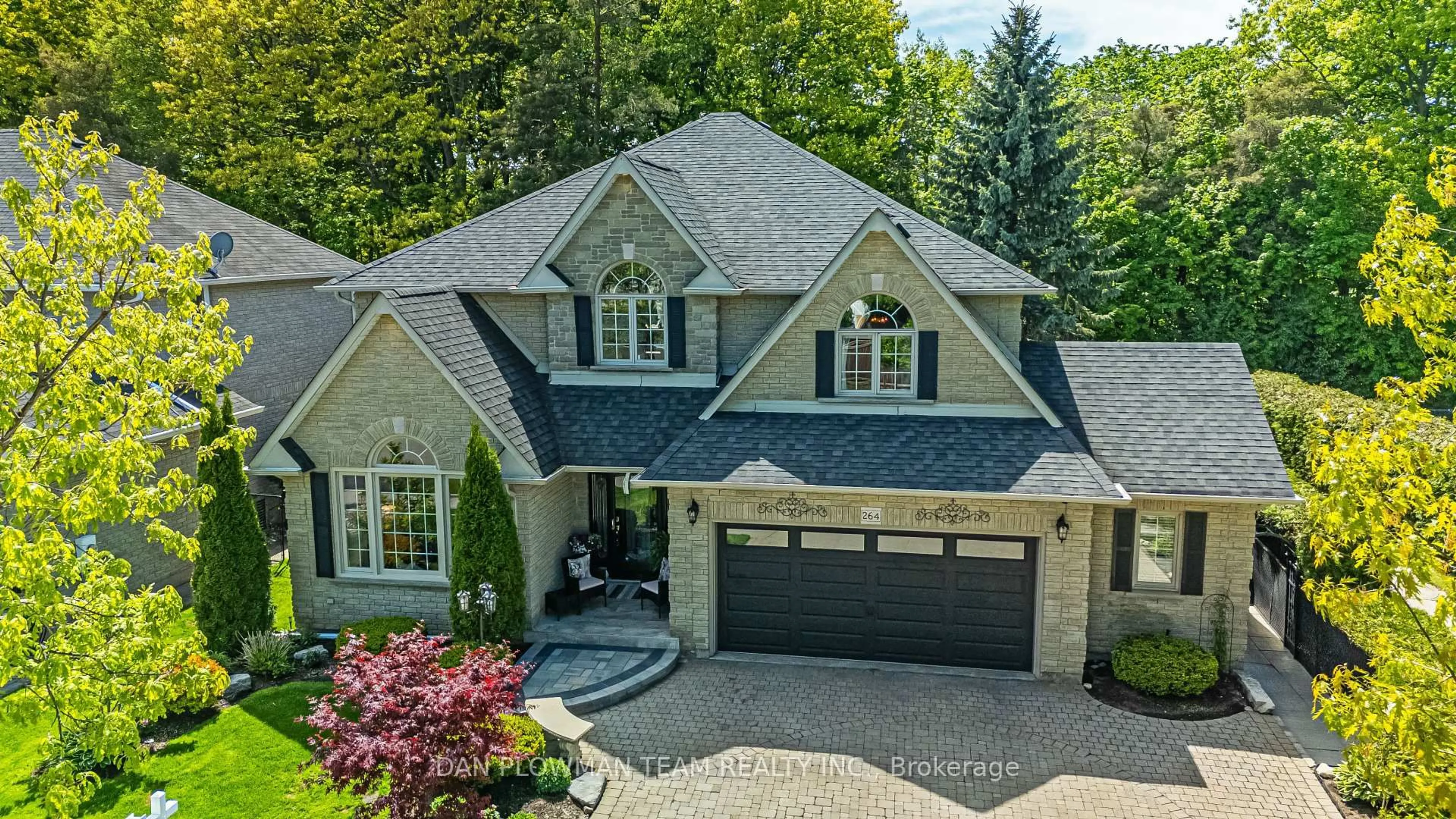 A pic from outside/outdoor area/front of a property/back of a property/a pic from drone, street for 264 Ryerson Cres, Oshawa Ontario L1G 8B7