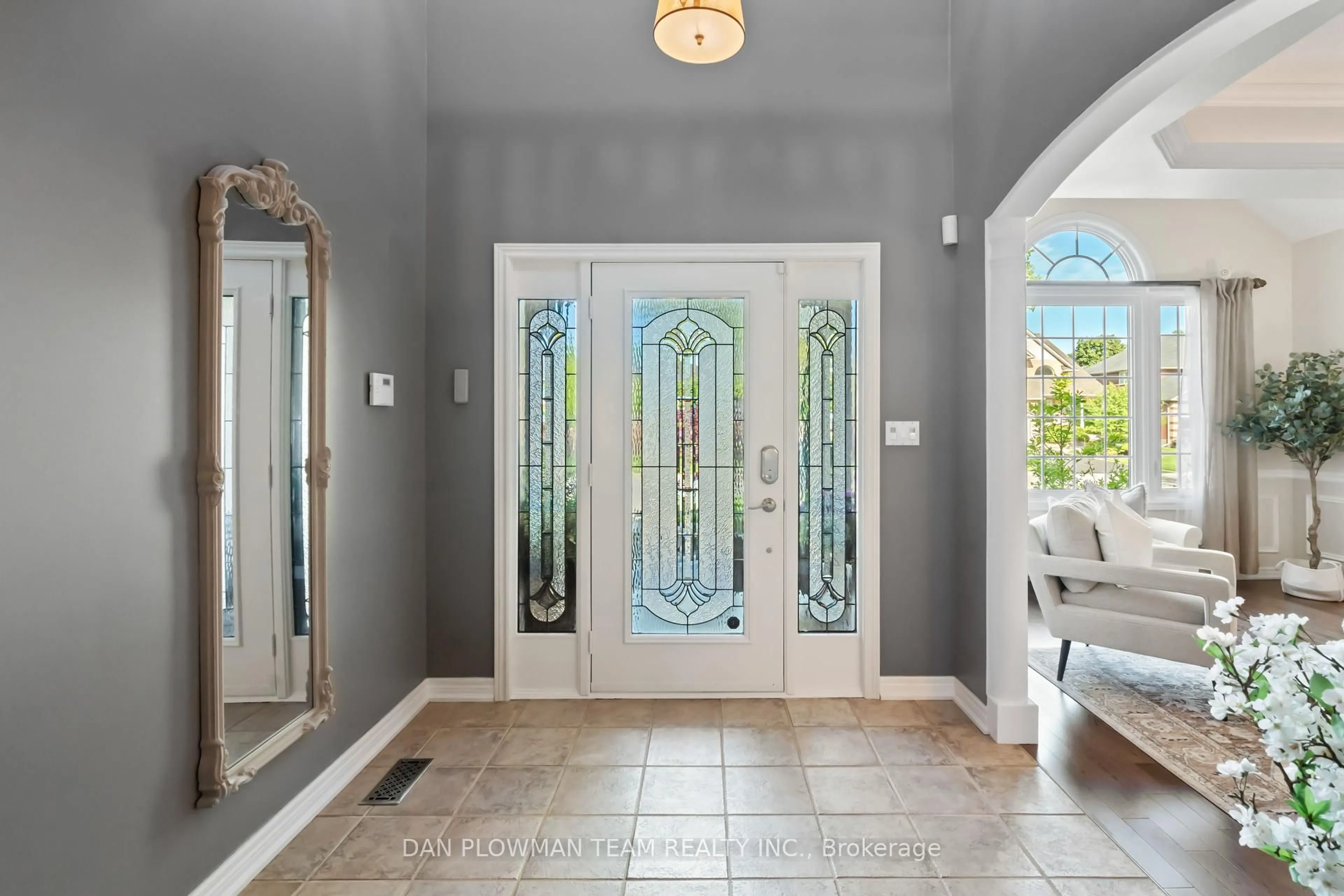 Indoor entryway for 264 Ryerson Cres, Oshawa Ontario L1G 8B7