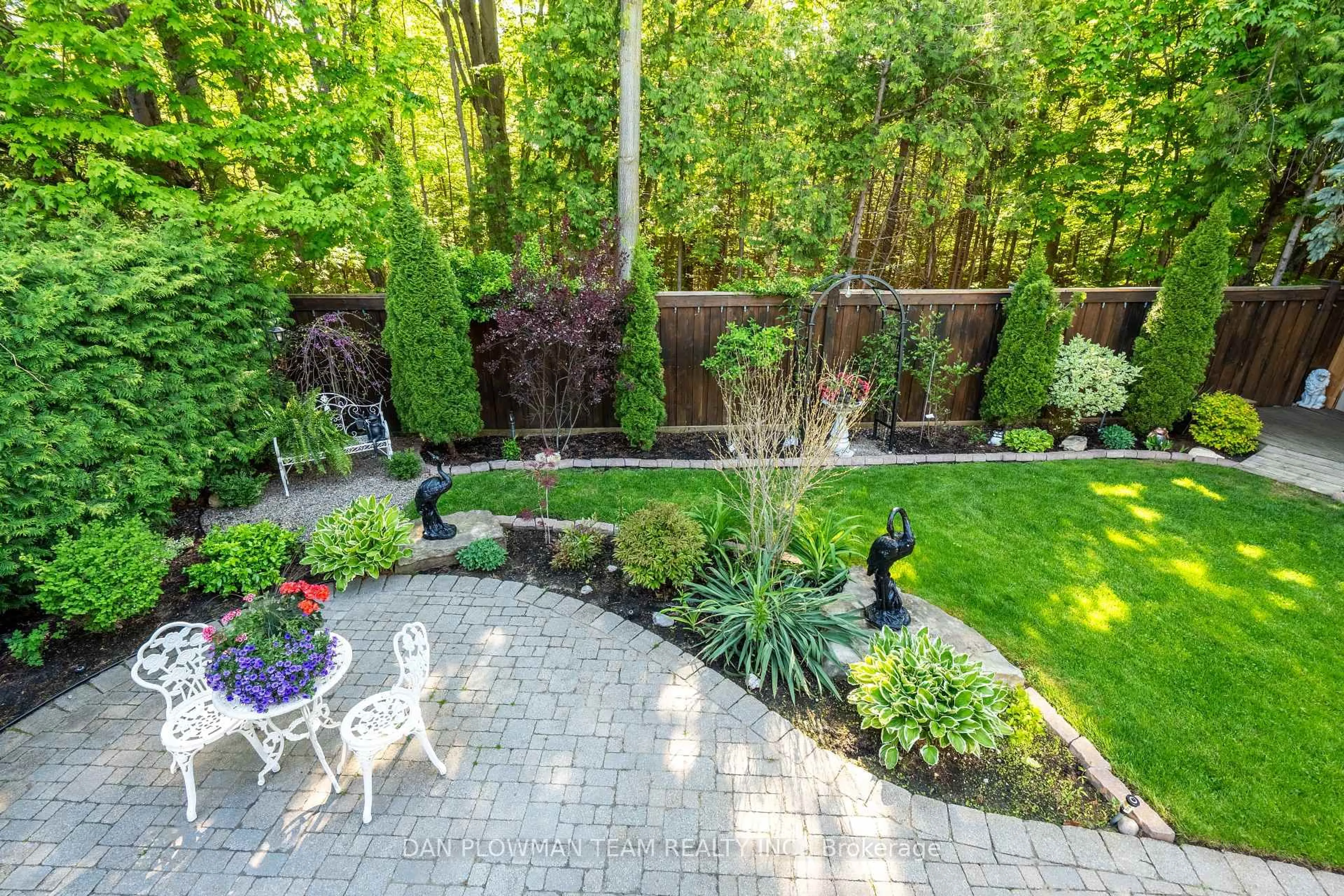 Patio, street for 264 Ryerson Cres, Oshawa Ontario L1G 8B7