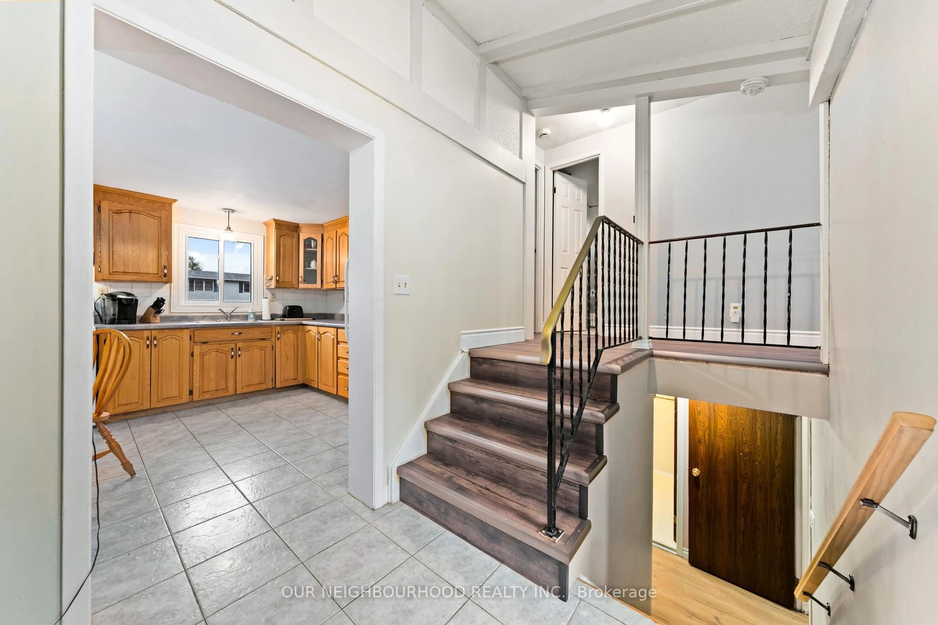 Indoor foyer for 24 Andrews Rd, Clarington Ontario L0B 1M0