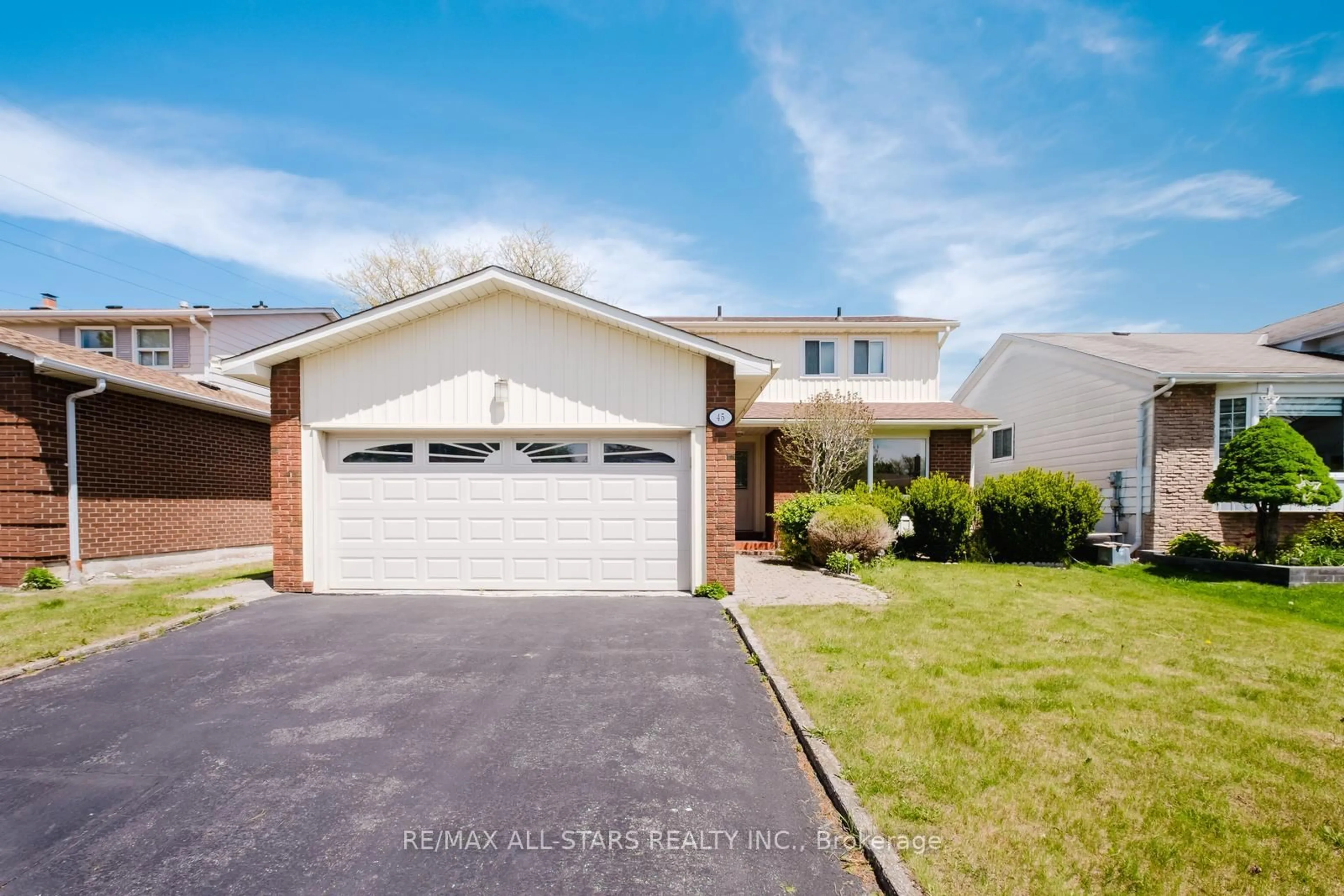 Home with vinyl exterior material, street for 45 Wellpark Blvd, Toronto Ontario M1V 1A6