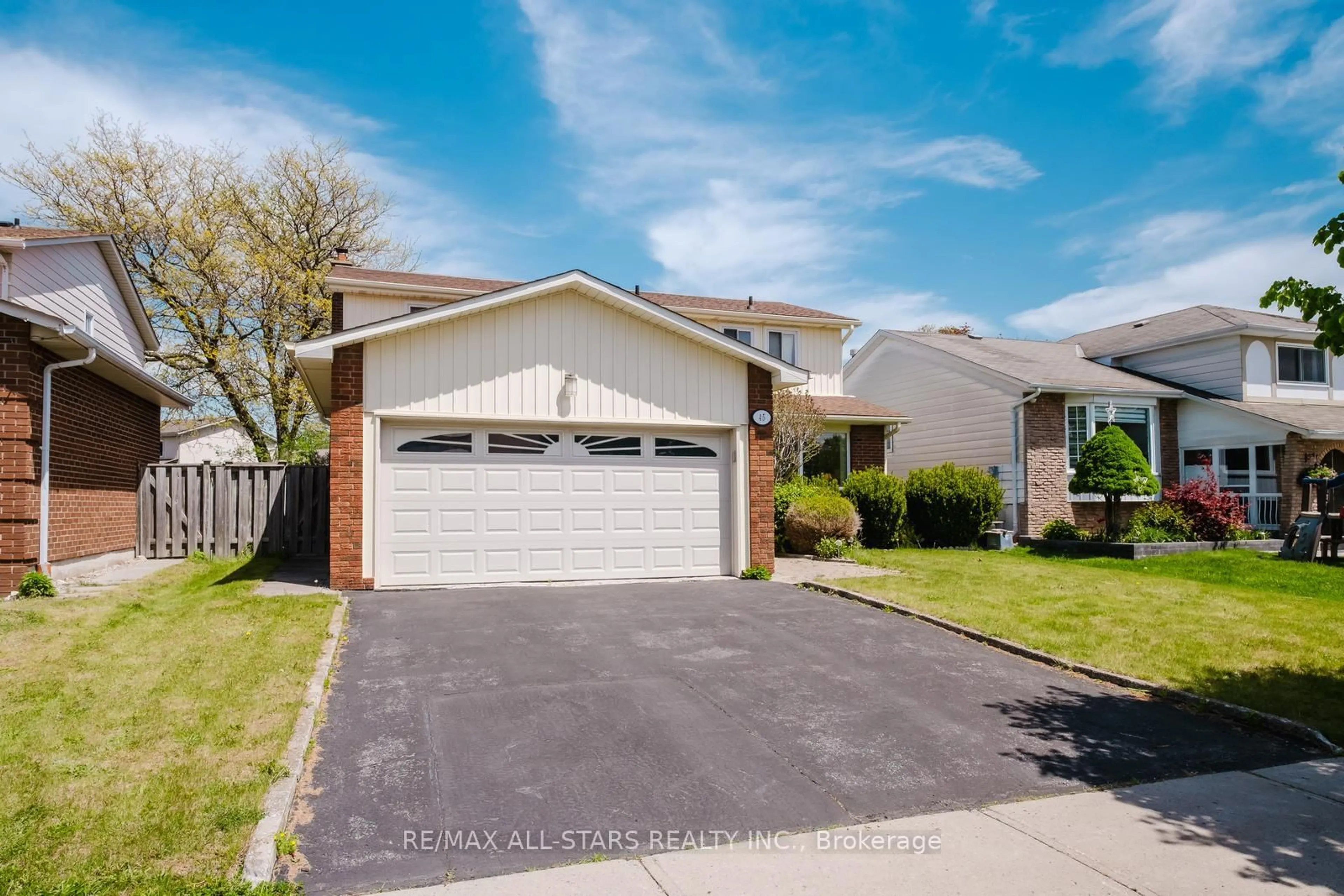 Home with vinyl exterior material, street for 45 Wellpark Blvd, Toronto Ontario M1V 1A6